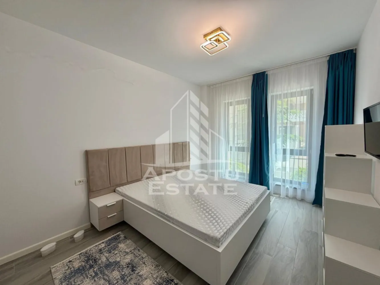 Apartament cu 2 camere de inchiriat, Future Residence, Giroc - Agentia imobiliara APOSTU ESTATE va propune spre inchiriere un apartament cu 2 camere spatios si luminos, situat in Giroc, Complexul Residential FUTURE RESIDENCE, potrivit pentru cupluri sau persoane singure care isi doresc o locuinta in care sa se simta confortabil
Suprafata utila: 52 mp

Compartimentare eficienta:
-Bucatarie deschisa complet mobilata si utilata, cu loc de luat masa
-Living luminos si spatios
-Dormitor complet mobilat si utilat
-Baie prevazuta cu cada si geam la baie pentru ventilatie naturala

Confort si facilitati:
-Loc de parcare subteran inclus in pret
-Acces la piscina complexului
-Masina de spalat rufe
-Aer conditionat
- Balcon
-Incalzirea apartamentului: centrala proprie (incalzire prin pardoseala)

Localizare:
-Timis, Giroc- Future Residence, in spatele supermarketului Lidl, proximitatea StayFit Gym, Penny, Mega Image
Ideal pentru:
-Persoane singure
-Cupluri

Disponibilitate: imediata
Pret chirie lunara: 500 EURO
Programeaza o vizionare pentru a-ti putea imagina viitorul aici!
ID intern: CP3128003