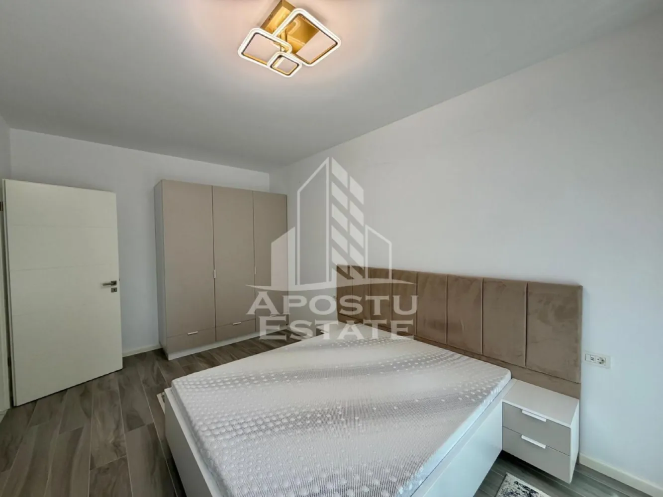 Apartament cu 2 camere de inchiriat, Future Residence, Giroc - Agentia imobiliara APOSTU ESTATE va propune spre inchiriere un apartament cu 2 camere spatios si luminos, situat in Giroc, Complexul Residential FUTURE RESIDENCE, potrivit pentru cupluri sau persoane singure care isi doresc o locuinta in care sa se simta confortabil
Suprafata utila: 52 mp

Compartimentare eficienta:
-Bucatarie deschisa complet mobilata si utilata, cu loc de luat masa
-Living luminos si spatios
-Dormitor complet mobilat si utilat
-Baie prevazuta cu cada si geam la baie pentru ventilatie naturala

Confort si facilitati:
-Loc de parcare subteran inclus in pret
-Acces la piscina complexului
-Masina de spalat rufe
-Aer conditionat
- Balcon
-Incalzirea apartamentului: centrala proprie (incalzire prin pardoseala)

Localizare:
-Timis, Giroc- Future Residence, in spatele supermarketului Lidl, proximitatea StayFit Gym, Penny, Mega Image
Ideal pentru:
-Persoane singure
-Cupluri

Disponibilitate: imediata
Pret chirie lunara: 500 EURO
Programeaza o vizionare pentru a-ti putea imagina viitorul aici!
ID intern: CP3128003