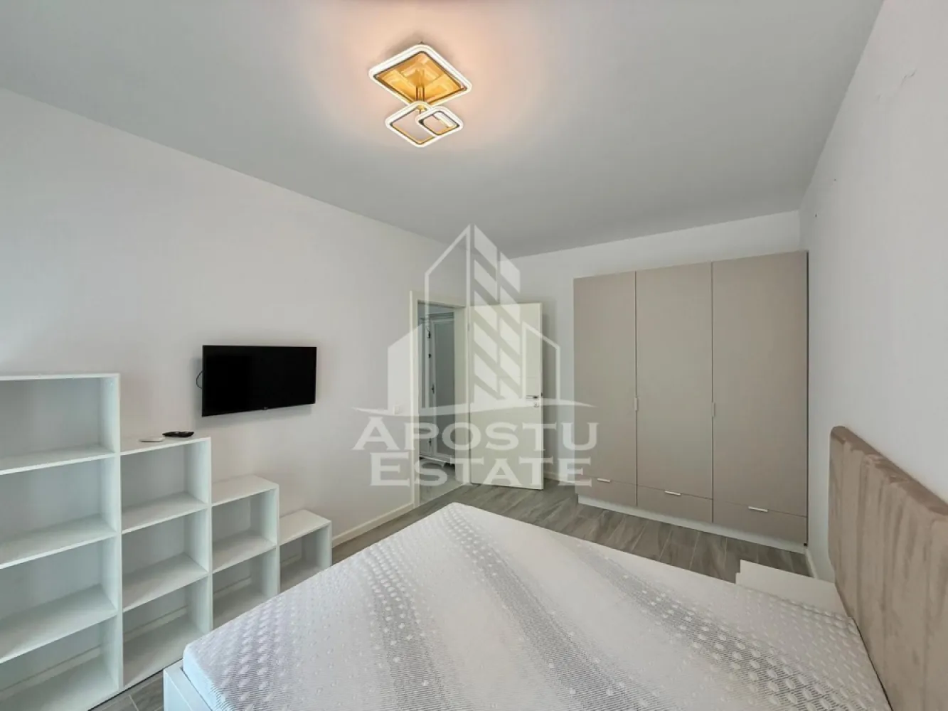Apartament cu 2 camere de inchiriat, Future Residence, Giroc - Agentia imobiliara APOSTU ESTATE va propune spre inchiriere un apartament cu 2 camere spatios si luminos, situat in Giroc, Complexul Residential FUTURE RESIDENCE, potrivit pentru cupluri sau persoane singure care isi doresc o locuinta in care sa se simta confortabil
Suprafata utila: 52 mp

Compartimentare eficienta:
-Bucatarie deschisa complet mobilata si utilata, cu loc de luat masa
-Living luminos si spatios
-Dormitor complet mobilat si utilat
-Baie prevazuta cu cada si geam la baie pentru ventilatie naturala

Confort si facilitati:
-Loc de parcare subteran inclus in pret
-Acces la piscina complexului
-Masina de spalat rufe
-Aer conditionat
- Balcon
-Incalzirea apartamentului: centrala proprie (incalzire prin pardoseala)

Localizare:
-Timis, Giroc- Future Residence, in spatele supermarketului Lidl, proximitatea StayFit Gym, Penny, Mega Image
Ideal pentru:
-Persoane singure
-Cupluri

Disponibilitate: imediata
Pret chirie lunara: 500 EURO
Programeaza o vizionare pentru a-ti putea imagina viitorul aici!
ID intern: CP3128003
