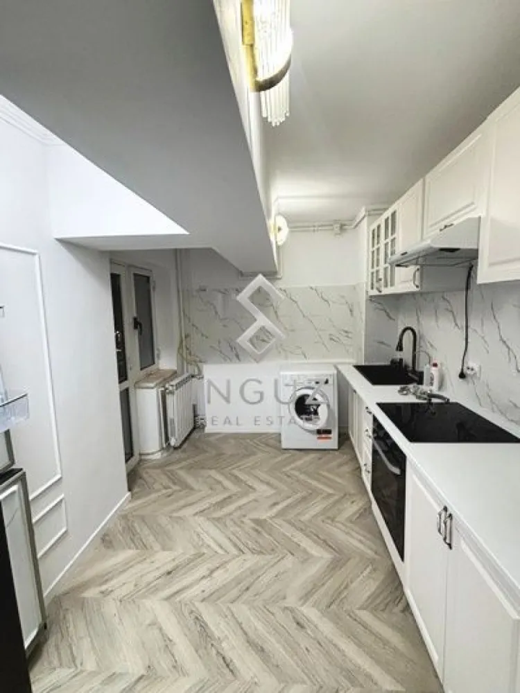3 camere 92mp, Unirii 78 - Alba Iulia, recent renovat, prima inchiriere, centrala termica, vedere libera spre blvd - DE ÎNCHIRIAT – APARTAMENT 3 CAMERE PREMIUM | BULEVARDUL UNIRII – PIAȚA ALBA IULIA

Apartament spațios de 3 camere, situat pe Bulevardul Unirii, în zona Piața Alba Iulia, una dintre cele mai apreciate locații rezidențiale din București.

Locuința are o suprafață totală de 92 mp (inclusiv balcoanele), este amplasată la etajul 7 al unui bloc monolit construit în 1997 și beneficiază de vedere panoramică liberă către Bulevardul Unirii și Piața Alba Iulia.

Apartamentul a fost recent renovat și se află la prima închiriere după renovare.

Detalii:
• 3 camere
• 92 mp
• Compartimentare decomandată
• Hol generos
• 2 băi
• Bucătărie închisă
• Centrală termică proprie
• Complet mobilat și utilat
• Etaj 7
• Vedere liberă către bulevard

Blocul beneficiază de scară și lift renovate recent, precum și de pază pe timpul zilei.

Parcare:
• Posibilitate abonament pentru loc de parcare stradal pe breteaua adiacentă blocului.

Accesibilitate:
• Stație STB chiar în fața imobilului
• Aproximativ 20-25 minute de mers pe jos până la Piața Unirii sau Piața Muncii

Chirie: 1.100 Euro/lună

Comision agenție: 50% + TVA din prima lună de chirie.

للإيجار – شقة 3 غرف مميزة | بوليفارد أونيري – ساحة ألبا يوليا

شقة واسعة مكونة من 3 غرف تقع على بوليفارد أونيري في منطقة ألبا يوليا، إحدى أفضل المناطق السكنية في بوخارست.

تبلغ المساحة الإجمالية للشقة 92 مترًا مربعًا (شاملة الشرفات)، وتقع في الطابق السابع من مبنى متين تم بناؤه عام 1997، مع إطلالة مفتوحة ومميزة على بوليفارد أونيري وساحة ألبا يوليا.

تم تجديد الشقة بالكامل مؤخرًا وهي معروضة للإيجار لأول مرة بعد التجديد.

المواصفات:
• 3 غرف
• مساحة 92 مترًا مربعًا
• تقسيم داخلي منفصل (Decomandat)
• مدخل واسع
• حمّامان
• مطبخ مغلق
• تدفئة مركزية خاصة (سنترال)
• مفروشة ومجهزة بالكامل
• الطابق السابع
• إطلالة مفتوحة على البوليفارد

مميزات المبنى:
• مدخل المبنى والمصعد تم تجديدهما مؤخرًا
• حارس أمن خلال ساعات النهار

مواقف السيارات:
• إمكانية الحصول على اشتراك شهري لموقف سيارة في الشارع المجاور للمبنى.

الموقع والمواصلات:
• محطة حافلات STB مباشرة أمام المبنى
• حوالي 20-25 دقيقة سيرًا على الأقدام إلى ساحة أونيري أو ساحة مونتشي

الإيجار الشهري: 1,200 يورو

عمولة المكتب: 50% + ضريبة القيمة المضافة من قيمة إيجار أول شهر.

Inguz Real Estate
✉️ info@inguzrealestate.com