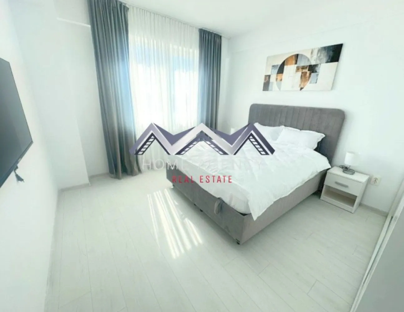 Apartament 2 camere | include parcare - Dacă îți dorești un apartament modern, luminos și spațios, acesta este locul perfect pentru tine!

Acest apartament cu 2 camere, situat într-o zonă accesibilă și bine conectată către toate zonele de interes din Otopeni și din jur, este pregătit să devină noul tău "acasă". Aflat la etajul 2 din 3, cu o suprafață utilă de 46 mp și un balcon generos de 4.8 mp, îmbină armonios confortul, funcționalitatea și eleganța.

Living-ul deschis, integrat cu bucătăria și zona de dining, oferă un spațiu primitor, ideal atât pentru momente de relaxare, cât și pentru seri petrecute alături de cei dragi. Ferestrele ample permit luminii naturale să inunde întreaga încăpere, iar orientarea spre Sud garantează lumină pe tot parcursul zilei. Balconul devine astfel un refugiu perfect pentru dimineți liniștite sau seri petrecute în aer liber.

Apartamentul se prezintă impecabil, amenajat cu atenție la detalii și dotat cu toate facilitățile necesare unui stil de viață confortabil. În plus, dispune de un loc de parcare dedicat, astfel încât vei scăpa de grija găsirii unui loc liber, iar accesul către punctele cheie ale orașului rămâne rapid și ușor.

📞 Programează o vizionare și descoperă chiar tu avantajele acestui apartament!