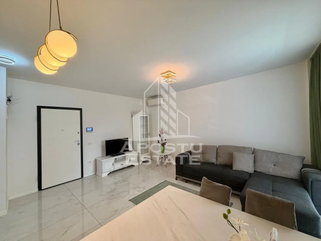 Apartament cu 2 camere de inchiriat, Future Residence, Giroc - Agentia imobiliara APOSTU ESTATE va propune spre inchiriere un apartament cu 2 camere spatios si luminos, situat in Giroc, Complexul Residential FUTURE RESIDENCE, potrivit pentru cupluri sau persoane singure care isi doresc o locuinta in care sa se simta confortabil
Suprafata utila: 52 mp

Compartimentare eficienta:
-Bucatarie deschisa complet mobilata si utilata, cu loc de luat masa
-Living luminos si spatios
-Dormitor complet mobilat si utilat
-Baie prevazuta cu cada si geam la baie pentru ventilatie naturala

Confort si facilitati:
-Loc de parcare subteran inclus in pret
-Acces la piscina complexului
-Masina de spalat rufe
-Aer conditionat
- Balcon
-Incalzirea apartamentului: centrala proprie (incalzire prin pardoseala)

Localizare:
-Timis, Giroc- Future Residence, in spatele supermarketului Lidl, proximitatea StayFit Gym, Penny, Mega Image
Ideal pentru:
-Persoane singure
-Cupluri

Disponibilitate: imediata
Pret chirie lunara: 500 EURO
Programeaza o vizionare pentru a-ti putea imagina viitorul aici!
ID intern: CP3130064