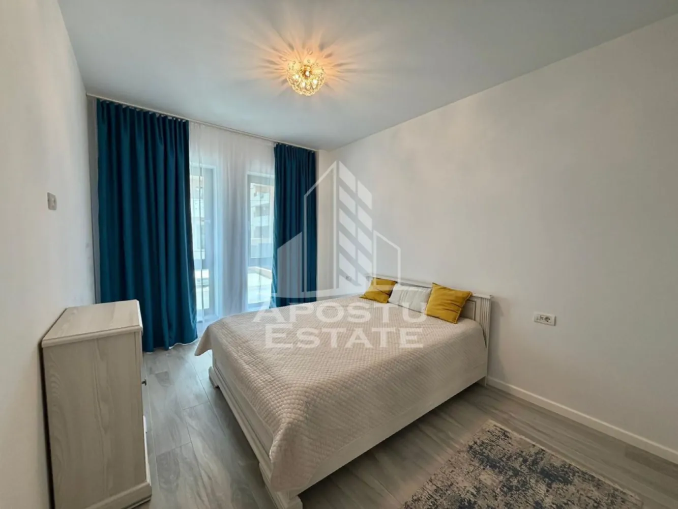Apartament cu 2 camere de inchiriat, Future Residence, Giroc - Agentia imobiliara APOSTU ESTATE va propune spre inchiriere un apartament cu 2 camere spatios si luminos, situat in Giroc, Complexul Residential FUTURE RESIDENCE, potrivit pentru cupluri sau persoane singure care isi doresc o locuinta in care sa se simta confortabil
Suprafata utila: 52 mp

Compartimentare eficienta:
-Bucatarie deschisa complet mobilata si utilata, cu loc de luat masa
-Living luminos si spatios
-Dormitor complet mobilat si utilat
-Baie prevazuta cu cada si geam la baie pentru ventilatie naturala

Confort si facilitati:
-Loc de parcare subteran inclus in pret
-Acces la piscina complexului
-Masina de spalat rufe
-Aer conditionat
- Balcon
-Incalzirea apartamentului: centrala proprie (incalzire prin pardoseala)

Localizare:
-Timis, Giroc- Future Residence, in spatele supermarketului Lidl, proximitatea StayFit Gym, Penny, Mega Image
Ideal pentru:
-Persoane singure
-Cupluri

Disponibilitate: imediata
Pret chirie lunara: 500 EURO
Programeaza o vizionare pentru a-ti putea imagina viitorul aici!
ID intern: CP3130064