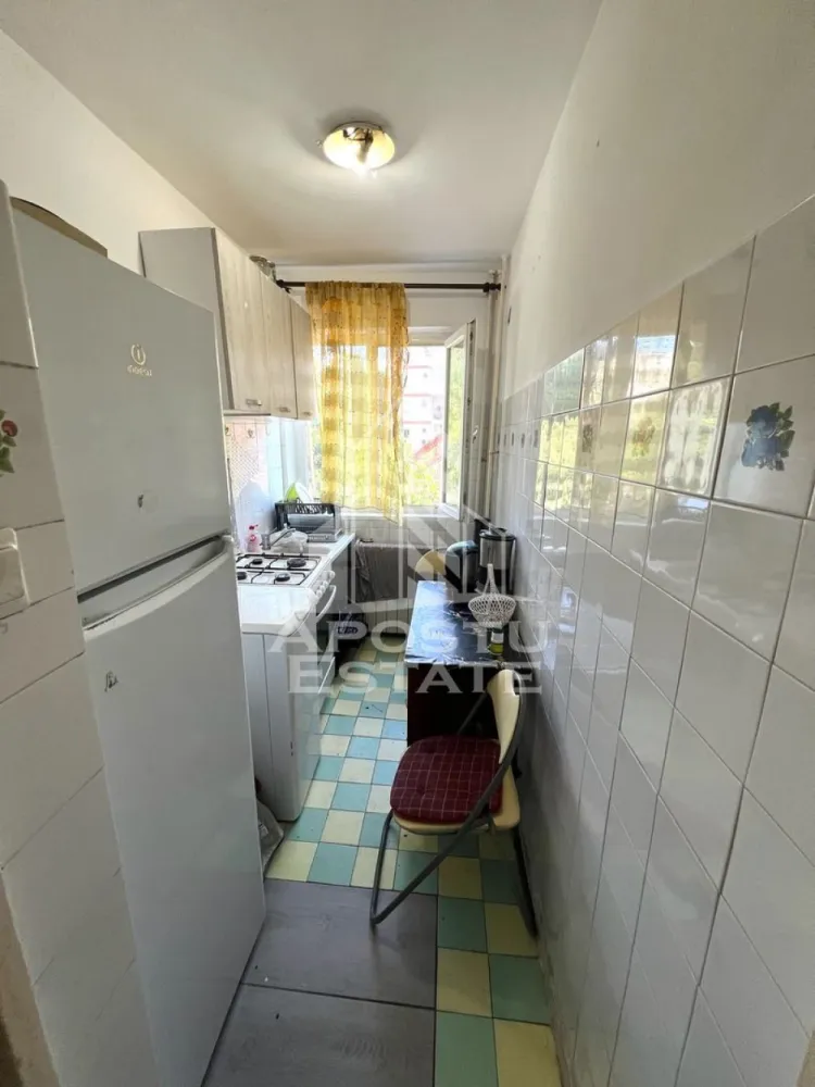 Apartament 2 camere de inchiriat, petfriendly, Sagului - Agentia imobiliara APOSTU ESTATE va propune spre inchiriere un apartament cu 2 camere, spatios si luminos, situat in zona Sagului, o zona linistita si bine pozitionata din Timisoara, potrivit pentru cupluri,familii, sau studenti care isi doresc o locuinta unde sa se simta confortabil si cu acces facil catre scoli, statii de autobuz, supermarketuri , magazine de zona, parcuri.

Suprafata utila: 40 mp
Compartimentare eficienta:
-Hol de acces generos
-Bucatarie complet mobilata si utilata, cu loc de luat masa
-Living luminos si spatios
-Dormitor mobilat si utilat
-Baie prevazuta cu cada

Confort si facilitati:
-Incalzirea apartamentului: colterm
-Apartamentul este complet mobilat si utilat
-Se accepta animale de companie de catre proprietar

Localizare:
-Timis,Timisoara, zona Sagului – acces facil spre magazine, supermarketuri, scoli, parcuri si mijloace de transport in comun.

Ideal pentru:
-Familii
-Cupluri
-Studenti

Disponibilitate: imediata
Pret chirie lunara: 250 euro 
Programeaza o vizionare pentru a-ti putea imagina viitorul aici!
ID intern: CP3128316