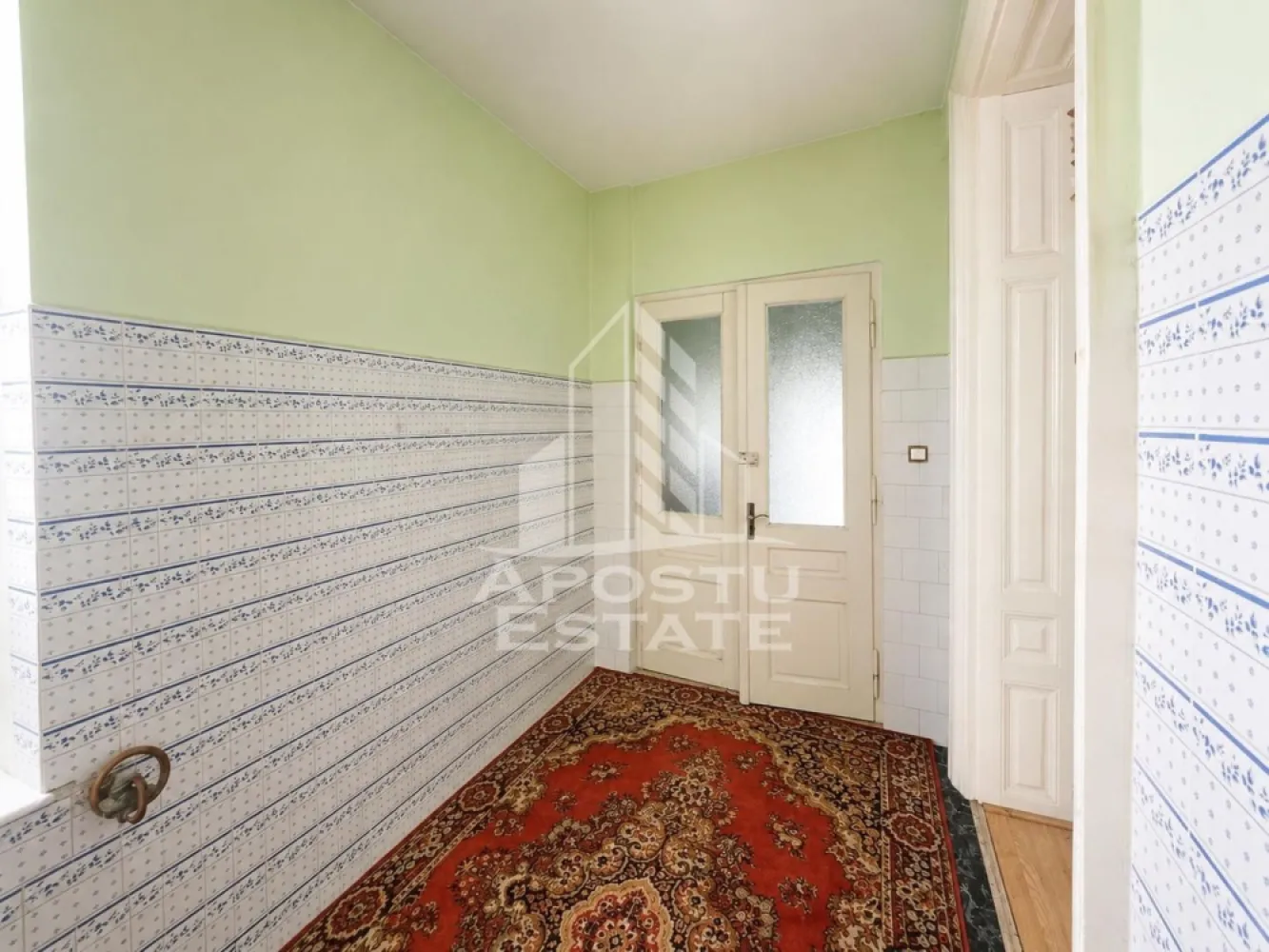 Apartament 2 camere la curte comuna, zona Odobescu Timisoara - Apostu Estate va propune spre vanzare un apartament cu 2 camere, situat la curte comuna, intr-o zona accesibila si bine conectata la mijloace de transport in comun.

Imobilul are o suprafata utila de 67 mp si este compartimentat practic, fiind compus din 2 camere, bucatarie, baie, WC, veranda si spatii de depozitare la subsol: boxa 1, boxa 2 si boxa 3.

Apartamentul este amplasat la parterul unei case/vile construite in anul 1980. Locuinta necesita renovare, ceea ce ofera viitorului proprietar posibilitatea de a o amenaja dupa propriile preferinte.

Proprietatea beneficiaza de 26,58% p.c.i. si de 186/786 mp teren în folosinta, individualizat în fapt. Curtea este comuna, insa are un regim restrans de folosire, fiind utilizata de doar 4 locatari.

Confortul este asigurat de utilitatile disponibile: apa, canalizare, curent, gaz, internet, CATV si telefon. Zona dispune de strazi asfaltate, iluminat stradal si acces facil catre transportul public.

Apartamentul este disponibil imediat si reprezinta o oportunitate potrivita atat pentru locuire, cat și pentru sediu firma sau investitie, avand potential ridicat in cazul unei renovari

Va asteptam cu drag la o vizionare!