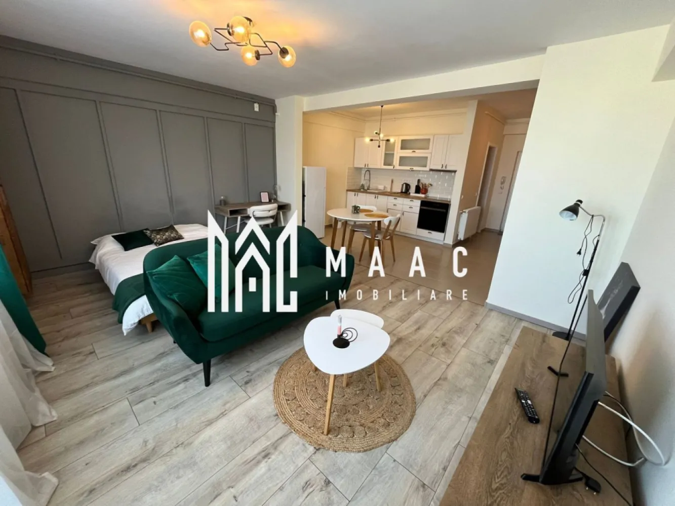 Apartament studio | Balcon | Lift | Parcare | Mihai Viteazu - MAAC Imobiliare ofera spre inchiriere apartament din studio, complet mobilat si utilat, in zona Mihai Viteazu - Cedonia.

Locuinta are suprafata utila de 40mp, se afla la etajul 9/10 al unui bloc izolat, recent construit si este alcatuita dintr-o incapere cu pat matrimonial si canapea, Smart TV, bucatarie open-space cu toate facilitatile, baie moderna cu cada, hol si balcon. 

Aferent apartamentului este loc de parcare propriu, suprateran. De asemenea, blocul are lift. Eficiență energetică clasa A.

Amplasamentul imobilului este unul avantajos, aflandu-se la 10-15 minute de Mall si Parcul SubArini. De aemenea, apartamentul beneficiaza de o panorama de exceptie a orasului. 

Disponibilitate din 1 Iulie 2026.

Pentru mai multe detalii sau pentru a programa o vizionare: CP3128731