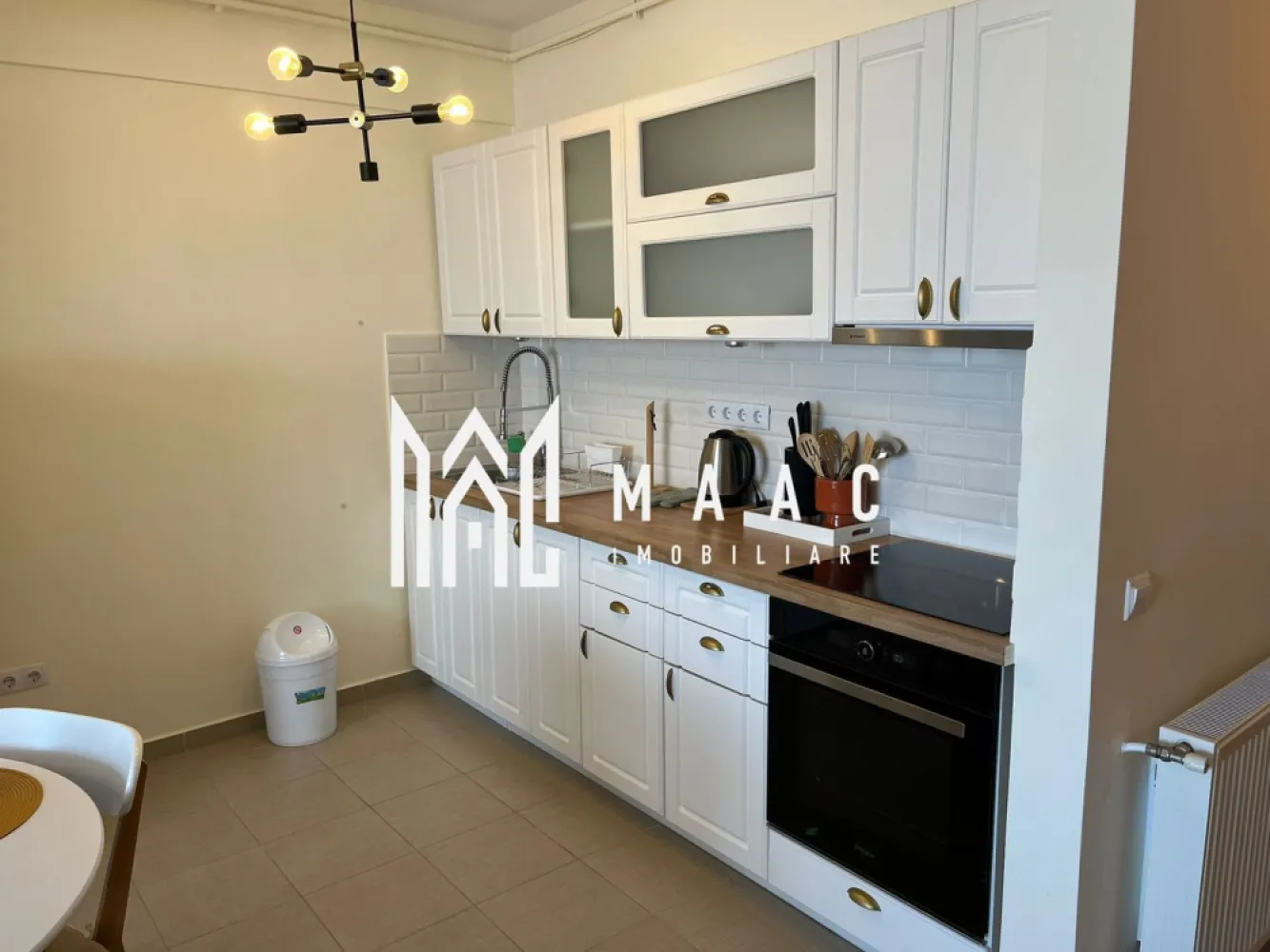 Apartament studio | Balcon | Lift | Parcare | Mihai Viteazu - MAAC Imobiliare ofera spre inchiriere apartament din studio, complet mobilat si utilat, in zona Mihai Viteazu - Cedonia.

Locuinta are suprafata utila de 40mp, se afla la etajul 9/10 al unui bloc izolat, recent construit si este alcatuita dintr-o incapere cu pat matrimonial si canapea, Smart TV, bucatarie open-space cu toate facilitatile, baie moderna cu cada, hol si balcon. 

Aferent apartamentului este loc de parcare propriu, suprateran. De asemenea, blocul are lift. Eficiență energetică clasa A.

Amplasamentul imobilului este unul avantajos, aflandu-se la 10-15 minute de Mall si Parcul SubArini. De aemenea, apartamentul beneficiaza de o panorama de exceptie a orasului. 

Disponibilitate din 1 Iulie 2026.

Pentru mai multe detalii sau pentru a programa o vizionare: CP3128731