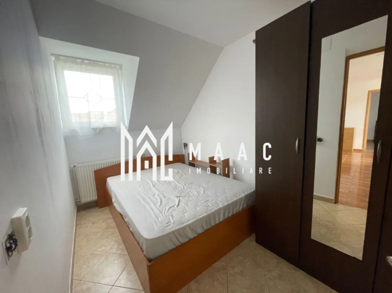 Casa Individuala I 5 Camere I Acces Auto I Trei Stejari - MAAC Imobiliare vă propune la vânzare o casă individuală, amplasata in cartierul Ștefan cel Mare – zonă rezidențială apreciată pentru liniște, acces rapid spre centru și vecinătate cu puncte de interes.

Imobilul este construit pe un teren de 450 mp, are o suprafață utilă de 150 mp și este ideal pentru o familie care își dorește spațiu și confort. Compartimentarea este eficientă:

4 camere

2 băi

2 bucătării

living spațios

balcon

hol generos

Dotări și beneficii:

Casă complet mobilată și utilată

Toate utilitățile racordate: apă, gaz, curent, canalizare

Curte mare, pavată, cu spațiu verde și viță de vie

Posibilitate de parcare în curte

Ideală atât pentru locuit, cât și pentru investiție

Preț: 400.000 € 

Pentru detalii suplimentare și programarea unei vizionări, vă rugăm să ne contactați și să menționați ID: CP2939117