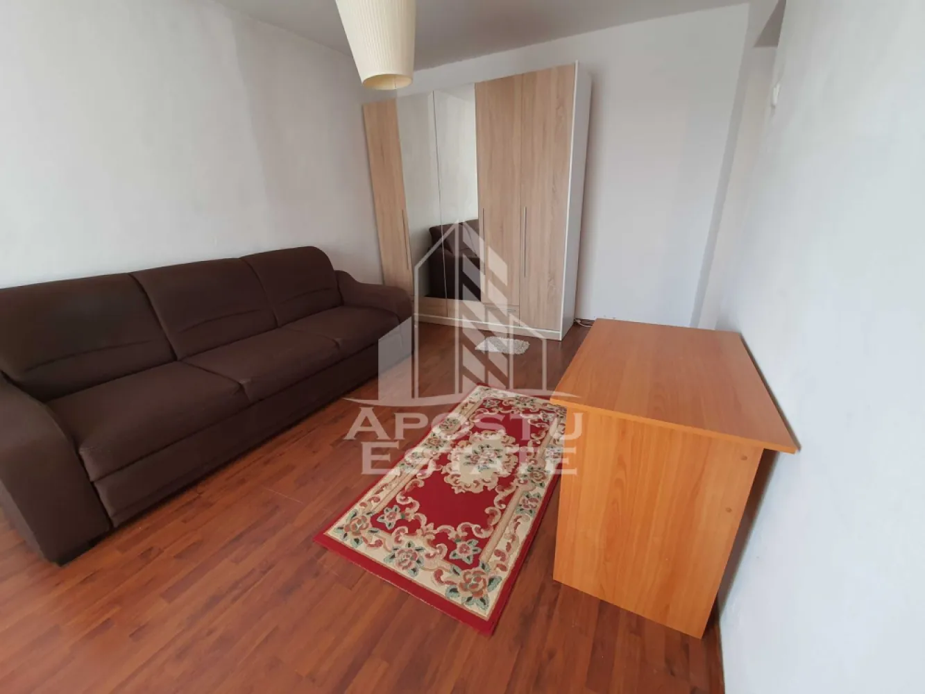 Apartament cu 1 camera de inchiriat, zona Lipovei, Timisoara - Agentia imobiliara APOSTU ESTATE va propune spre inchiriere un apartament cu 1 camera, situat intr-o zona bine pozitionata din Timisoara, potrivit pentru cupluri sau studenti care isi doresc o locuinta unde sa se simta confortabil si cu acces facil catre scoli, facultati, statii de autobuz si magazine.

Suprafata utila: 35 mp
Compartimentare eficienta:
- Hol de acces
- Bucatarie inchisa, complet mobilata si utilata
- Baie prevazuta cu cada si ventilatie artificiala

Confort si facilitati:
- Incalzire apartament: termoficare
- Balcon
- Aer conditionat
- Apartamentul este complet mobilat si utilat de catre proprietar

Localizare: Zona Lipovei, in apropiere de magazinul Lidl, Iulius Mall, magazine si mijloace de transport in comun.

Ideal pentru:
- Cupluri
- Persoane singure
- Studenti

Pret chirie: 270€
Programeaza o vizionare pentru a-ti putea imagina viitorul aici!
ID intern: CP2569253