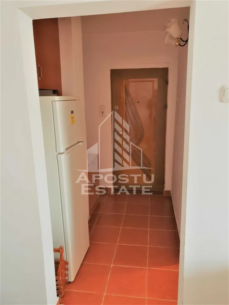 Apartament cu 1 camera de inchiriat, zona Lipovei, Timisoara - Agentia imobiliara APOSTU ESTATE va propune spre inchiriere un apartament cu 1 camera, situat intr-o zona bine pozitionata din Timisoara, potrivit pentru cupluri sau studenti care isi doresc o locuinta unde sa se simta confortabil si cu acces facil catre scoli, facultati, statii de autobuz si magazine.

Suprafata utila: 35 mp
Compartimentare eficienta:
- Hol de acces
- Bucatarie inchisa, complet mobilata si utilata
- Baie prevazuta cu cada si ventilatie artificiala

Confort si facilitati:
- Incalzire apartament: termoficare
- Balcon
- Aer conditionat
- Apartamentul este complet mobilat si utilat de catre proprietar

Localizare: Zona Lipovei, in apropiere de magazinul Lidl, Iulius Mall, magazine si mijloace de transport in comun.

Ideal pentru:
- Cupluri
- Persoane singure
- Studenti

Pret chirie: 270€
Programeaza o vizionare pentru a-ti putea imagina viitorul aici!
ID intern: CP2569253