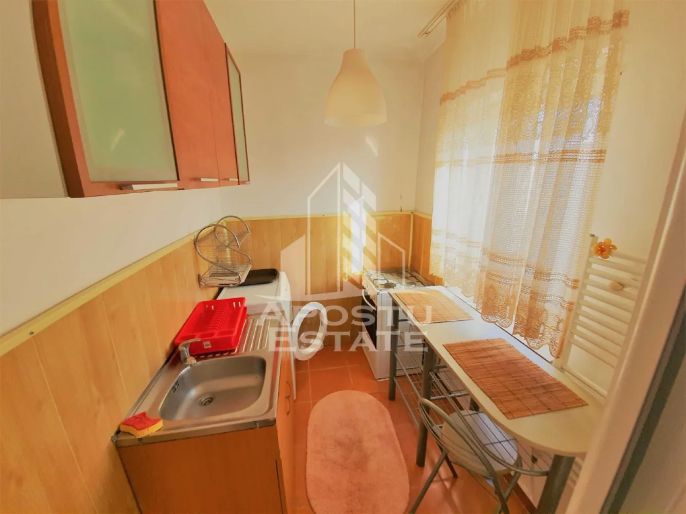 Apartament cu 1 camera de inchiriat, zona Lipovei, Timisoara - Agentia imobiliara APOSTU ESTATE va propune spre inchiriere un apartament cu 1 camera, situat intr-o zona bine pozitionata din Timisoara, potrivit pentru cupluri sau studenti care isi doresc o locuinta unde sa se simta confortabil si cu acces facil catre scoli, facultati, statii de autobuz si magazine.

Suprafata utila: 35 mp
Compartimentare eficienta:
- Hol de acces
- Bucatarie inchisa, complet mobilata si utilata
- Baie prevazuta cu cada si ventilatie artificiala

Confort si facilitati:
- Incalzire apartament: termoficare
- Balcon
- Aer conditionat
- Apartamentul este complet mobilat si utilat de catre proprietar

Localizare: Zona Lipovei, in apropiere de magazinul Lidl, Iulius Mall, magazine si mijloace de transport in comun.

Ideal pentru:
- Cupluri
- Persoane singure
- Studenti

Pret chirie: 270€
Programeaza o vizionare pentru a-ti putea imagina viitorul aici!
ID intern: CP2569253