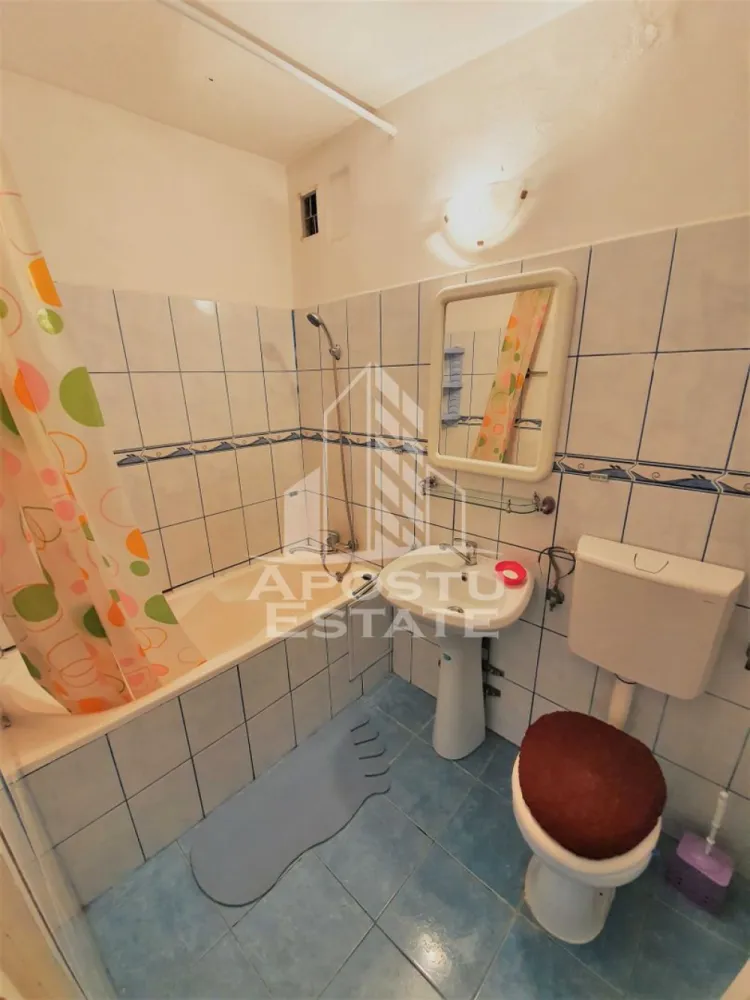 Apartament cu 1 camera de inchiriat, zona Lipovei, Timisoara - Agentia imobiliara APOSTU ESTATE va propune spre inchiriere un apartament cu 1 camera, situat intr-o zona bine pozitionata din Timisoara, potrivit pentru cupluri sau studenti care isi doresc o locuinta unde sa se simta confortabil si cu acces facil catre scoli, facultati, statii de autobuz si magazine.

Suprafata utila: 35 mp
Compartimentare eficienta:
- Hol de acces
- Bucatarie inchisa, complet mobilata si utilata
- Baie prevazuta cu cada si ventilatie artificiala

Confort si facilitati:
- Incalzire apartament: termoficare
- Balcon
- Aer conditionat
- Apartamentul este complet mobilat si utilat de catre proprietar

Localizare: Zona Lipovei, in apropiere de magazinul Lidl, Iulius Mall, magazine si mijloace de transport in comun.

Ideal pentru:
- Cupluri
- Persoane singure
- Studenti

Pret chirie: 270€
Programeaza o vizionare pentru a-ti putea imagina viitorul aici!
ID intern: CP2569253