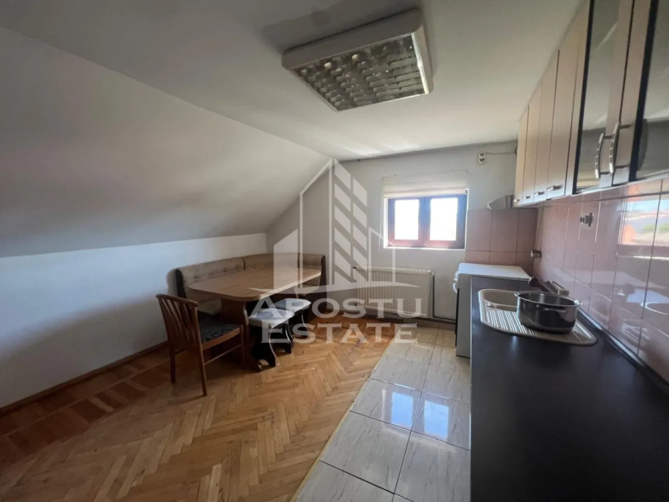 Apartament 3 camere de inchiriat in Mehala, Timisoara - Apostu Estate va propune spre inchiriere un apartament spatios, cu 3 camere, situat in zona Mehala din Timisoara.

Apartamentul se afla la etajul 2 al unei case/vile, intr-un imobil finalizat in anul 2000. Locuinta are o suprafata utila de 70 mp si beneficiaza de o terasa generoasa de 30 mp, ideala pentru relaxare, luat masa in aer liber sau amenajarea unui spatiu verde privat.

Compartimentarea este semidecomandata si practica, fiind potrivita pentru o familie, un cuplu sau persoane care isi doresc mai mult spatiu. Apartamentul este compus din 3 camere, bucatarie si baie.

Locuinta se prezinta in stare buna si dispune de aer conditionat, oferind confort pe tot parcursul anului.

Zona Mehala este apreciata pentru accesul facil catre punctele importante ale orasului, dar si pentru atmosfera linistita, cu strazi asfaltate, iluminat stradal si mijloace de transport in comun in apropiere. Pentru mai multe detalii sau pentru programarea unei vizionari, va asteptam sa ne contacta