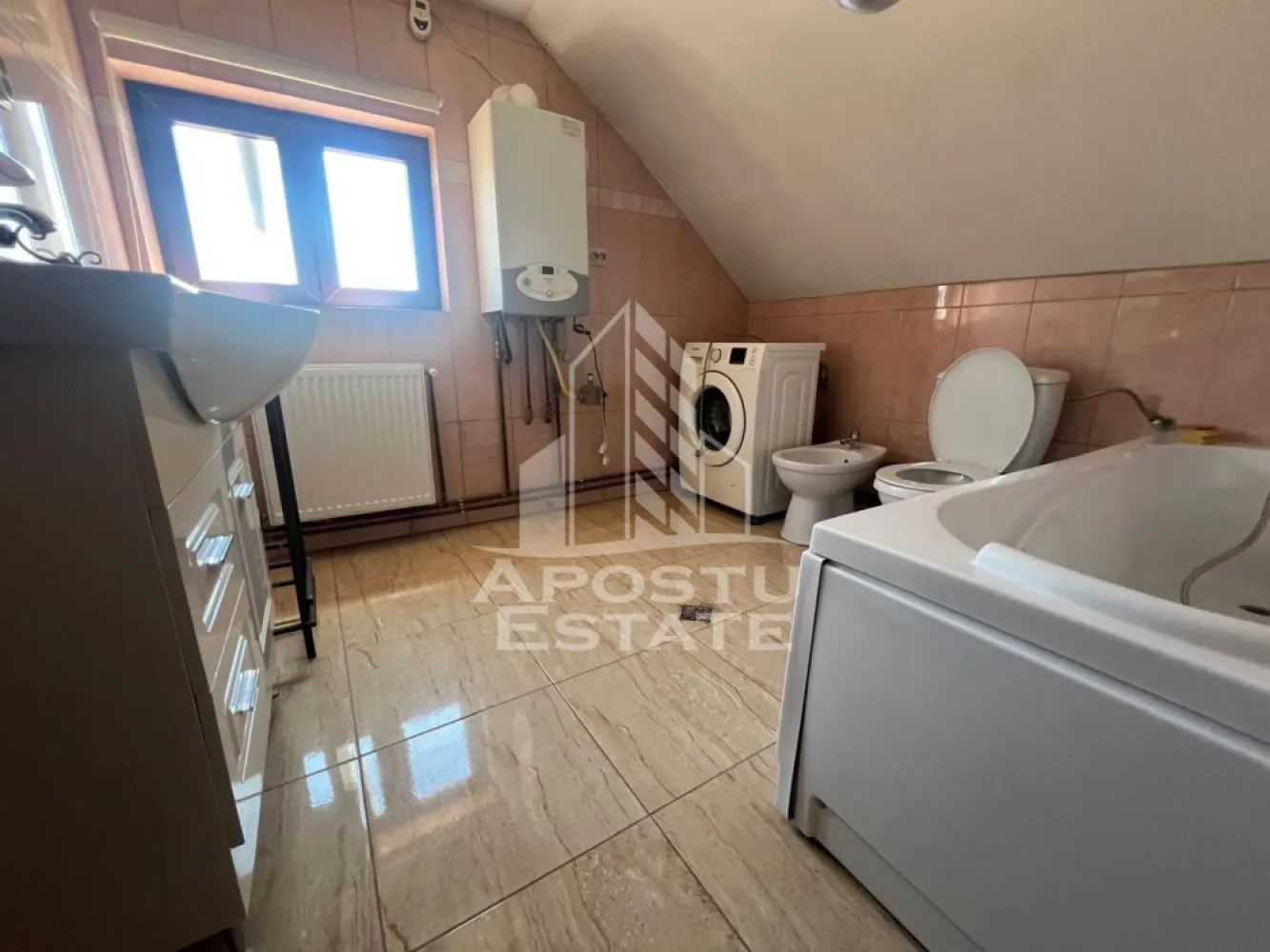 Apartament 3 camere de inchiriat in Mehala, Timisoara - Apostu Estate va propune spre inchiriere un apartament spatios, cu 3 camere, situat in zona Mehala din Timisoara.

Apartamentul se afla la etajul 2 al unei case/vile, intr-un imobil finalizat in anul 2000. Locuinta are o suprafata utila de 70 mp si beneficiaza de o terasa generoasa de 30 mp, ideala pentru relaxare, luat masa in aer liber sau amenajarea unui spatiu verde privat.

Compartimentarea este semidecomandata si practica, fiind potrivita pentru o familie, un cuplu sau persoane care isi doresc mai mult spatiu. Apartamentul este compus din 3 camere, bucatarie si baie.

Locuinta se prezinta in stare buna si dispune de aer conditionat, oferind confort pe tot parcursul anului.

Zona Mehala este apreciata pentru accesul facil catre punctele importante ale orasului, dar si pentru atmosfera linistita, cu strazi asfaltate, iluminat stradal si mijloace de transport in comun in apropiere. Pentru mai multe detalii sau pentru programarea unei vizionari, va asteptam sa ne contacta