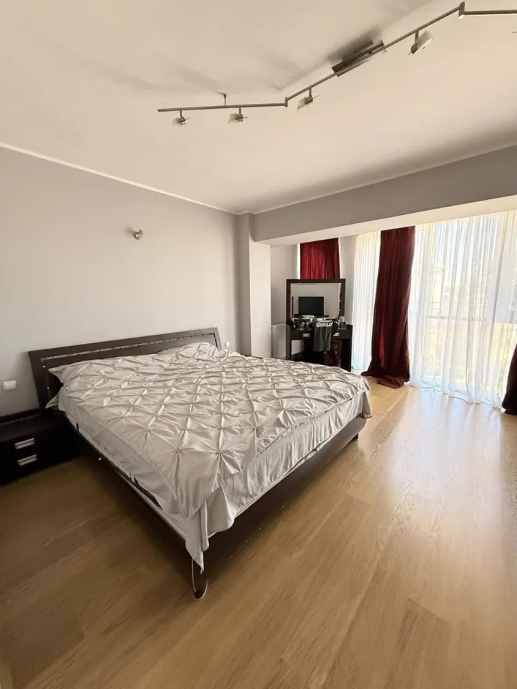 Apartament 4 camere, Strada Domnească - Vă propunem spre vânzare un apartament spațios pe 2 niveluri (etajele 3 și 4), cu scară interioară.
Suprafață utilă: 157 mp, oferind un confort sporit și compartimentare excelentă.
An construcție: 2007 (bloc dotat cu lift).

Compartimentare pe etaje:
Etajul 3: Living generos, bucătărie, baie, hol și scara interioară.
Etajul 4: 3 dormitoare primitoare, baie și hol.

Anexe incluse: Boxă (bășcă) privată cu o suprafață de 13 mp, ideală pentru depozitare.
Parcare: 2 locuri de parcare incluse.

Stare interior: Se vinde complet mobilat și utilat (gata de mutare).

Intrarea in bloc se face de pe Str. Alexandru Ioan Cuza

Preț: 255.000 €