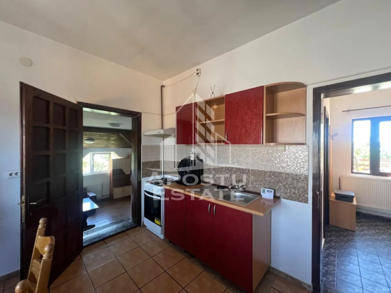 Apartament 2 camere de inchiriat in Mehala, Timisoara - Apostu Estate va propune spre inchiriere un apartament spatios, cu 2 camere, situat in zona Mehala din Timisoara.

Apartamentul se afla la etajul 1 al unei case/vile, intr-un imobil finalizat in anul 2000. Locuinta are o suprafata utila de 50 mp 
Compartimentarea este semidecomandata si practica, fiind potrivita pentru o familie, un cuplu sau persoane care isi doresc mai mult spatiu. Apartamentul este compus din doua camere, bucatarie si baie.

Locuinta se prezinta in stare buna 

Zona Mehala este apreciata pentru accesul facil catre punctele importante ale orasului, dar si pentru atmosfera linistita, cu strazi asfaltate, iluminat stradal si mijloace de transport in comun in apropiere. Pentru mai multe detalii sau pentru programarea unei vizionari, va asteptam sa ne contacta
