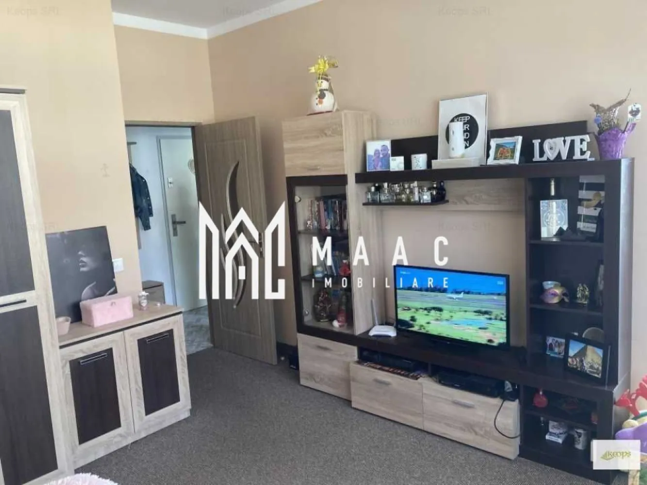 Garsonieră decomandată | Turnișor, Sibiu | 32 mp, balcon, parcare - Apartament de închiriat în Sibiu, în zona Turnișor: garsonieră decomandată de 32 mp utili, situată la etajul 3 din 4, cu balcon și loc de parcare inclus.

Detalii proprietate:
• Suprafață utilă: 32 mp
• Suprafață construită: 38 mp
• Compartimentare: decomandată
• Baie: 1
• Bucătărie: 1
• Etaj 3 din 4
• Imobil finalizat, construit în anul 2000
• Stare interioară: bună
• Balcon cu acces din cameră și bucătărie
• Loc de parcare inclus
• Centrală termică proprie pe gaz și aer condiționat
• Dotări: mașină de spălat rufe, combină frigorifică, aragaz cu cuptor
• Disponibilă începând cu data de 15 iunie
• Contractul de închiriere se înregistrează la ANAF

Zonă și acces:
Proprietatea este amplasată în cartierul Turnișor, cu acces rapid către Zona Industrială Vest și către centrul orașului. Stația de autobuz este la aproximativ 2 minute de mers pe jos.

Cod anunț CP3128556. Contactați echipa MAAC Imobiliare pentru detalii suplimentare și pentru programarea unei vizionări.