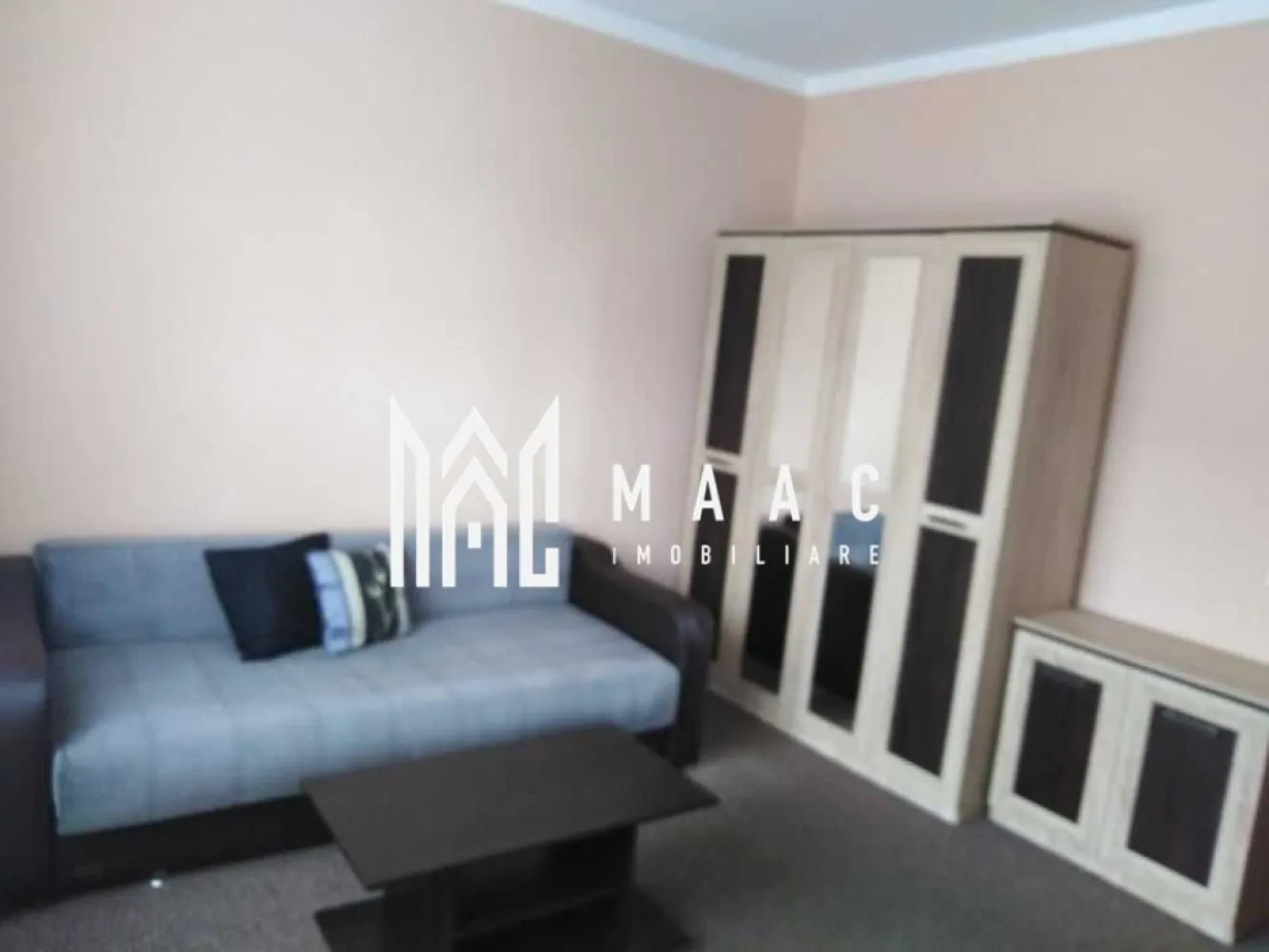 Garsonieră decomandată | Turnișor, Sibiu | 32 mp, balcon, parcare - Apartament de închiriat în Sibiu, în zona Turnișor: garsonieră decomandată de 32 mp utili, situată la etajul 3 din 4, cu balcon și loc de parcare inclus.

Detalii proprietate:
• Suprafață utilă: 32 mp
• Suprafață construită: 38 mp
• Compartimentare: decomandată
• Baie: 1
• Bucătărie: 1
• Etaj 3 din 4
• Imobil finalizat, construit în anul 2000
• Stare interioară: bună
• Balcon cu acces din cameră și bucătărie
• Loc de parcare inclus
• Centrală termică proprie pe gaz și aer condiționat
• Dotări: mașină de spălat rufe, combină frigorifică, aragaz cu cuptor
• Disponibilă începând cu data de 15 iunie
• Contractul de închiriere se înregistrează la ANAF

Zonă și acces:
Proprietatea este amplasată în cartierul Turnișor, cu acces rapid către Zona Industrială Vest și către centrul orașului. Stația de autobuz este la aproximativ 2 minute de mers pe jos.

Cod anunț CP3128556. Contactați echipa MAAC Imobiliare pentru detalii suplimentare și pentru programarea unei vizionări.