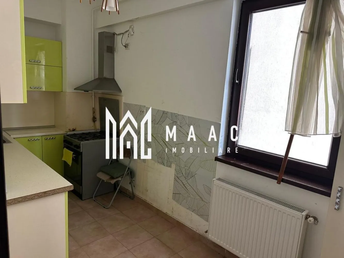 Apartament 3 camere | etaj 3 | 87 mpu | 2 bai | - MAAC Imobiliare vă propune spre vânzare un apartament modern cu 3 camere, situat în zona Ostroveni – Kaufland, într-un complex rezidențial construit în anul 2015. Proprietatea se remarcă prin suprafața generoasă, compartimentarea eficientă și poziționarea excelentă, fiind alegerea ideală pentru o familie care își dorește confort, accesibilitate și un stil de viață modern.
Caracteristici:
Apartament cu 3 camere
Suprafață construită: 104 mp
Suprafață utilă: 87 mp
Complex rezidențial construit în 2015
Zonă apreciată și bine conectată
Ideal pentru locuit sau investiție
Compartimentare:
Living spațios și luminos
Bucătărie separată
2 dormitoare generoase
2 băi
Balcon
Hol de acces
Dotări:
Aer condiționat
2 lifturi moderne, de ultimă generație
Finisaje moderne
Spații comune îngrijite
Confort termic foarte bun
Avantaje:
Poziționare excelentă în zona Ostroveni – Kaufland
Acces rapid către centrul orașului
Conexiune facilă către toate punctele de interes
În apropierea școlilor și grădinițelor
Magazine și centre comerciale la câțiva pași
Ideal pentru familii care își doresc spațiu și confort
Complex rezidențial modern și bine administrat
Acest apartament oferă combinația perfectă între spațiu, funcționalitate și localizare, într-una dintre cele mai căutate zone rezidențiale din Râmnicu Vâlcea.
Pentru mai multe informații și programarea unei vizionări, echipa MAAC Imobiliare vă stă la dispoziție.ID 3128585