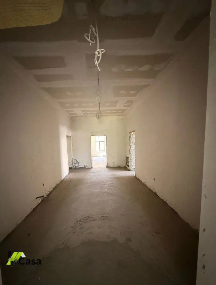 Cladire 1200mp, zona Gării - Vă propunem spre vânzare o clădire deosebită, situată în zona Gării
Suprafață: 1200 mp construiți (1060 mp utili)
Amprentă la sol: 620 mp
Stare imobil: Clădire consolidată integral în anul 2024
Utilități complete: Curent, apă, gaz și canalizare
Sistem de încălzire: Instalație complet trasă pentru centrală termică pe gaz (pregătită pentru calorifere)

Modalități de plată: Se acceptă și achiziția prin credit bancar

Compartimentare eficientă:
Parter:
6 camere spațioase (compartimentare adaptabilă)
2 toalete mari (cu posibilitate de reconfigurare și împărțire în mai multe cabine)

Etaj:
Spațiu generos de tip open space, ideal pentru personalizare
1 baie mare (preparată pentru a fi compartimentată în funcție de necesități)

Avantaje suplimentare și exterior:
Ieșire directă în spate către un parc administrat de CFR, cu o suprafață de 1500 mp, ce oferă o zonă verde excelentă de relaxare.

Proprietatea este ideală pentru activități comerciale, birouri, clinici, sedii de firmă sau centre educaționale datorită poziționării și a flexibilității spațiului interior.