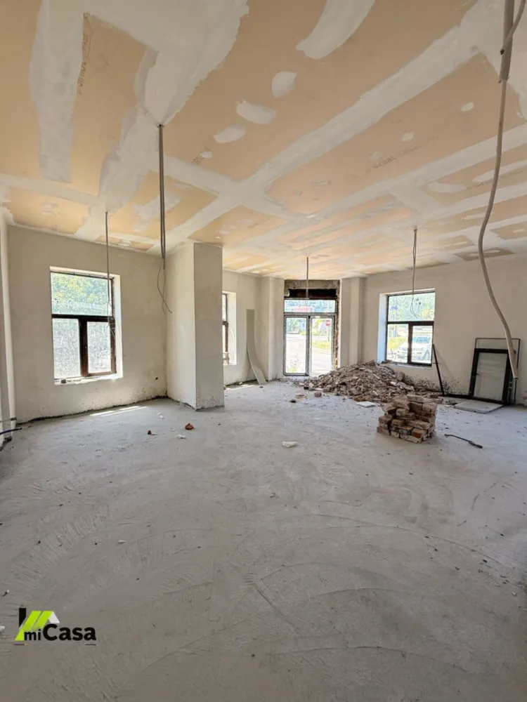 Cladire 1200mp, zona Gării - Vă propunem spre vânzare o clădire deosebită, situată în zona Gării
Suprafață: 1200 mp construiți (1060 mp utili)
Amprentă la sol: 620 mp
Stare imobil: Clădire consolidată integral în anul 2024
Utilități complete: Curent, apă, gaz și canalizare
Sistem de încălzire: Instalație complet trasă pentru centrală termică pe gaz (pregătită pentru calorifere)

Modalități de plată: Se acceptă și achiziția prin credit bancar

Compartimentare eficientă:
Parter:
6 camere spațioase (compartimentare adaptabilă)
2 toalete mari (cu posibilitate de reconfigurare și împărțire în mai multe cabine)

Etaj:
Spațiu generos de tip open space, ideal pentru personalizare
1 baie mare (preparată pentru a fi compartimentată în funcție de necesități)

Avantaje suplimentare și exterior:
Ieșire directă în spate către un parc administrat de CFR, cu o suprafață de 1500 mp, ce oferă o zonă verde excelentă de relaxare.

Proprietatea este ideală pentru activități comerciale, birouri, clinici, sedii de firmă sau centre educaționale datorită poziționării și a flexibilității spațiului interior.