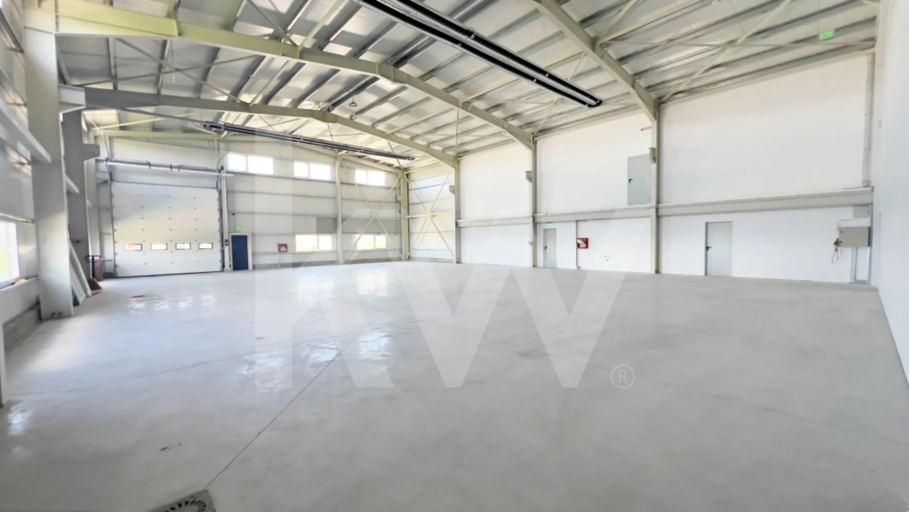 DE ÎNCHIRIAT — Hală producție/depozitare + birouri. Parcul Industrial Vest-Sibiu - DE ÎNCHIRIAT — Hală producție/depozitare + birouri | Parcul Industrial Vest, Sibiu | 2026

O hală nouă arată diferit. Aceasta chiar arată diferit.

Dacă ai văzut destule hale cu pereți mucegăiți, pardoseli crăpate și birouri improvizate dintr-un container, oprește-te aici. Această proprietate a fost construită în 2026, la un standard pe care îl vei vedea imediat la prima vizionare — și pe care îl vei simți în costurile de operare în fiecare lună.

LOCAȚIE
Parcul Industrial Vest, Sibiu
2 km față de centura orașului | 5 min de aeroport | Fără restricții de tonaj | Acces direct TIR 

CE ÎNCHIRIEZI
HALA — ~960 mp utili  (două nave comunicante: ~535 + ~425 mp)
- Înălțime liberă utilă minimă: 6,10 m | Înălțime la coamă: 8,4 m
- Structură cadre metalice, pereți panouri sandwich 100 mm (REI 15)
- Pardoseală beton elicopterizat cu inserție quartz — standard DIN 18202
- 2 uși drive-in electrice L 4,2 ml × H 4,5 ml + ușă de comunicare între nave (3,5 × 3,5 m)
- Iluminat LED high-bay
- Încălzire prin tuburi radiante pe gaz — sistem eficient energetic pentru volume mari
- Sistem automat de desfumare prin ferestre acționate mecanic
- Hidranți interiori și exteriori

BIROURI — ~360 mp (parter + etaj parțial)
- Finisaje complete: SPC tarkett și gresie, vopsea lavabilă
- Încălzire în pardoseală + centrale pe gaz cu puffere TESY (sistem dublu, independent pentru fiecare aripă)
- Aer condiționat split în toate birourile
- Grupuri sanitare separate femei/bărbați — finisate cu plăci mari format marmură
- Sală de mese/bucătărie echipată (mobilier inclus)
- Vestiare separate femei/bărbați
- Cameră tehnică dedicată

EXTERIOR
- Platformă exterior totală: ~2.600 mp — pavaj + asfalt frezat copactat rezistent la trafic TIR
- Acces circular TIR în jurul clădirii
- 10 locuri de parcare
- Împrejmuire perimetrală metalică H=2 m | CCTV
- Copertină de acces la intrarile principale

UTILITĂȚI
- Energie electrică: 200 kW putere aprobată | Trafo propriu 250 kVA | Subcontorizare separată pe cele două corpuri
- Gaze naturale: racordate, contorizare separată (1 contor principal + 4 subcontoare)
- Apă: rețea municipală
- Canalizare: fosă septică industrială proprie + separator de hidrocarburi
- Internet fibră optică: în curs de racordare (negocieri în desfășurare cu operatorul)

 SITUAȚIE JURIDICĂ
- Autorizație ISU: în curs de finalizare

CONDIȚII COMERCIALE
- Chirie: 8.900 EUR/lună + TVA (hală + birouri, pachet complet)
- Contract minim: 3 ani
- Garanție: echivalent 2 luni chirie
- Posibilitate personalizare spațiu (fit-out) — se discută de la caz la caz
- Nu se închiriază separat hala de birouri

 POTRIVIT PENTRU
Producție ușoară și medie | Asamblare | Logistică și distribuție | Service tehnic | Depozitare

*Nu se acceptă: reciclare deșeuri, colectare fier vechi, procesare chimică grea.

Vizionare: disponibilă imediat, cu programare.
Contact: Caius Giurgiu | [0790823369]
