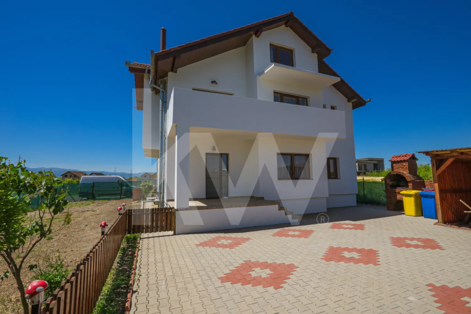 Casă individuală în Veterani, curte liberă 400 mp, zonă foarte căutată! - Casă individuală în Veterani – 400 mp curte liberă și spațiu real pentru o familie care vrea mai mult
Într-o zonă unde terenurile libere devin din ce în ce mai rare, această proprietate oferă exact ce lipsește în majoritatea construcțiilor noi: spațiu, intimitate și libertate reală de utilizare.
Situată în cartierul Veterani – una dintre cele mai căutate zone de case din Sibiu – proprietatea este amplasată pe un teren de 501 mp, cu aproximativ 400 mp curte liberă, complet utilizabilă.
Construcția este solidă, din cărămidă, finalizată în 2009, cu o suprafață utilă de 215 mp, la care se adaugă terase, balcoane, pivniță și pod.
✔ Parter: living generos, bucătărie separată, baie, debara, o cameră suplimentară (ideală pentru birou sau dormitor) și 2 terase, inclusiv o terasă principală de 24 mp
✔ Etaj: 3 dormitoare decomandate, baie și 2 balcoane cu vedere deschisă
✔ Subsol: pivniță de 37 mp – ideală pentru depozitare, cramă sau atelier
✔ Pod: 48 mp utili – spațiu flexibil pentru birou, sală de fitness sau hobby room
Orientarea sud-vest asigură lumină naturală pe tot parcursul zilei, iar clasa energetică B contribuie la eficiență și costuri reduse de întreținere.
Aici nu cumperi doar o casă, ci spațiu real de locuit, într-o zonă în care astfel de proprietăți apar tot mai rar.