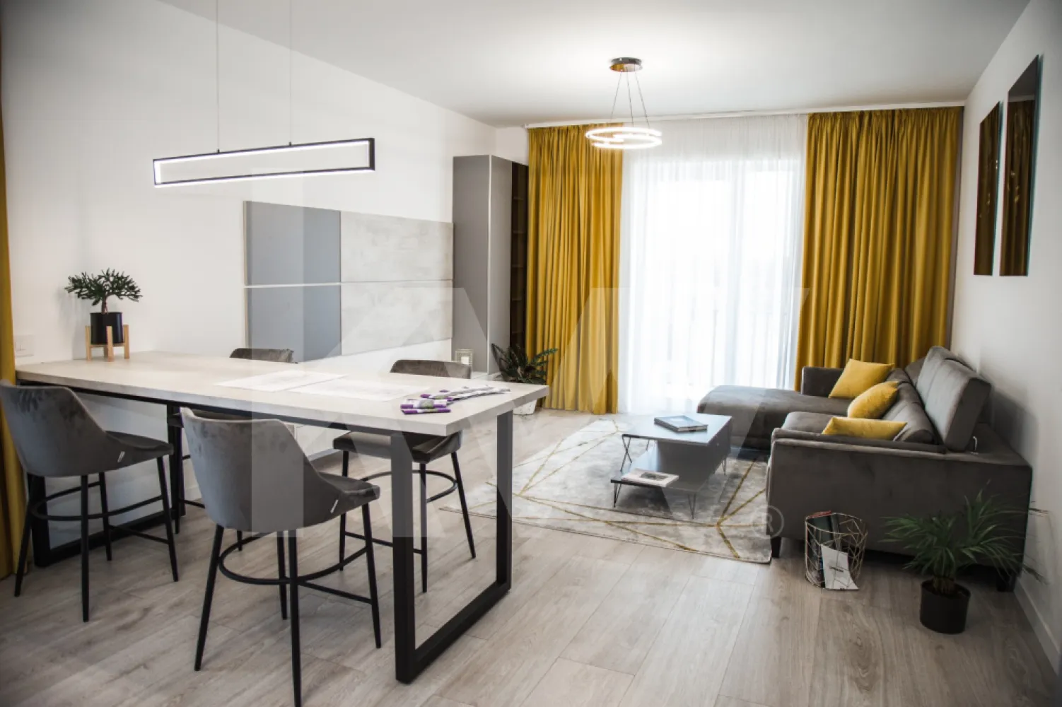 Apartament 2 camere - Acesta nu este doar un ansamblu rezidențial, ci alegerea firească pentru un stil de viață modern, în care confortul, siguranța și calitatea sunt pe primul loc. Fiecare detaliu a fost gândit pentru a-ți oferi mai mult decât o locuință – un spațiu în care să te simți cu adevărat acasă.

Proiectul cuprinde 196 de apartamente noi în Sibiu, cu 2, 3 și 4 camere, dispuse în 6 imobile cu regim redus de înălțime. Atmosfera este completată de spații verzi generoase, grădini interioare și alei de promenadă, ideale pentru relaxare. Familiile se vor bucura de un loc de joacă sigur pentru copii, un element esențial pentru momentele petrecute împreună.

Siguranța și accesul controlat sunt asigurate prin bariere automate și videointerfon, într-un cartier privat care oferă liniște și intimitate. În plus, ansamblul dispune de 315 locuri de parcare, atât subterane, cât și supraterane, stații de încărcare pentru mașini electrice și boxe de depozitare – soluții practice pentru un stil de viață organizat.

La interior, confortul este ridicat la un alt nivel prin încălzire în pardoseală, lifturi moderne și centrală termică pe gaz la nivel de bloc, pentru eficiență energetică și costuri optimizate. Totodată, prezența adăposturilor ALA adaugă un plus de protecție în situații neprevăzute.

Construcția este realizată pe structură din beton armat monolit, cu pereți din cărămidă și fațade izolate cu polistiren expandat, oferind durabilitate și un climat interior plăcut în orice sezon.

Apartamentele pot fi achiziționate prin plată integrală, credit bancar, rate la dezvoltator de până la 7 ani, în tranșe sau chiar cu criptomonede (Elrond, Bitcoin, USDT) – flexibilitate care îți permite să alegi varianta potrivită pentru tine.