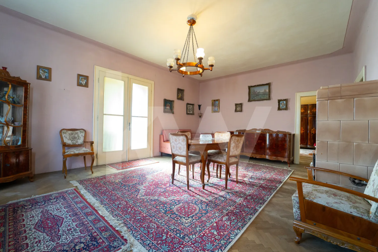 Apartament Interbelic de 4 camere– Str. Independenței nr. 10, Sibiu - Această proprietate reprezintă o oportunitate rară de achiziție în zona centrală a Sibiului, fiind situată într-o clădire robustă din anul 1939 (regim de înălțime P+2). 
Apartamentul ocupă o poziție privilegiată la etajul 1, oferind un echilibru între vizibilitate urbană și intimitate.
Se remarcă printr-o compartimentare decomandată, ideală atât pentru o familie numeroasă, cât și pentru conversia în sediu de firmă, cabinet notarial sau clinică privată.

Suprafață Utilă: $138,40 mp 
Suprafață Construită: $193,76 mp
Balcoane: $19,59 mp (distribuiți în 2 balcoane, oferind deschidere spre exterior pe ambele laturi ale clădirii).
Încăperile sunt spațioase, cu tavan înalt (specific perioadei interbelice), care permit o circulație excelentă a aerului și o iluminare naturală optimă. 
Unități sanitare: 2 băi (o baie principală dotată cu geam pentru ventilație naturală și o toaletă de serviciu).

Spre deosebire de apartamentele renovate modern care pierd din caracter, acesta păstrează elemente de tâmplărie și feronerie originale: Uși interioare masive din lemn, de dimensiuni mari, care s-au păstrat într-o stare excelentă. 

Dotări unice: Clădirea a fost proiectată vizionar, având prevăzut un spațiu dedicat pentru instalarea unui lift (facilitate rară pentru imobilele de acest tip din Sibiu).
Proprietatea include un adăpost aerian funcțional, parte din structura de rezistență a subsolului clădirii. Instalații: sistemul de sonerii original este încă prezent, oferind un indiciu despre standardul de lux al construcției de la momentul finalizării.

Locuința este orientată mixt, având vedere spre strada Lucian Blaga, ceea ce îi conferă o expunere excelentă. Amplasarea pe strada Independenței nr. 10 pune viitorul proprietar la doar câteva minute de mers pe jos de principalele puncte de interes: Spitalul Județean Sibiu și Facultatea de Medicină „Victor Papilian” (maxim 3-5 minute), Sala Thalia, Teatrul Național „Radu Stanca” și Parcul Cetății, Piața Habermann (hub social și gastronomic) și Promenada Mall. Acces facil către arterele principale și zonele de parcare centrală.

Se vinde cu piesele de mobilier autentic din secolul XX, care completează estetica spațiului. Datorită locației (lângă Spital și Medicină), apartamentul are un randament potențial ridicat pentru închiriere pe termen lung către cadre medicale sau regim hotelier premium. Suprafața permite și divizarea inteligentă a spațiului, dacă se dorește o reconfigurare modernă.

Dacă ești interesat de  o vizionare mă poți contacta.