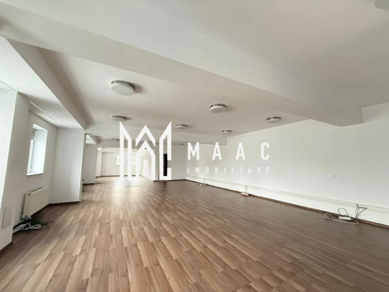 Spatiu de birouri I 194 mpu I Etajul 1 I Zona Sub arini - MAAC IMOBILIARE propune spre închiriere un spațiu de birouri situat la etajul 1 al unei clădiri moderne, conceput pentru a răspunde cerințelor actuale ale companiilor care își doresc un mediu de lucru eficient, flexibil și reprezentativ.

Spațiul este organizat în regim open space, oferind posibilitatea de compartimentare personalizată, în funcție de nevoile și structura activității chiriașului. Datorită configurației sale, poate fi adaptat cu ușurință atât pentru birouri clasice, cât și pentru alte concepte moderne de lucru.

Aferente-bucătărie dedicată personalului, 4 grupuri sanitare, spațiu de arhivă / depozitare.
Toate utilitățile disponibile.
Instalații pregătite pentru activitate de birou; iluminare naturală și artificială eficientă.

Clădire modernă, bine întreținută, generator, locuri de parcare in curte dar si stradal.
4 locuri de parcare

Mediu de lucru profesional, potrivit pentru echipe medii sau mari; flexibilitate în amenajare și organizare.
Ideal pentru sediu de firmă, birouri administrative, IT, consultanță, servicii

Disponibilitate imediată.
Spațiul reprezintă o soluție excelentă pentru companiile care caută un birou adaptabil, într-o clădire modernă, cu facilități complete și condiții optime de desfășurare a activității.

Pentru mai multe detalii precizati telefonic ca ati vazut anuntul cu ID:CP2885809