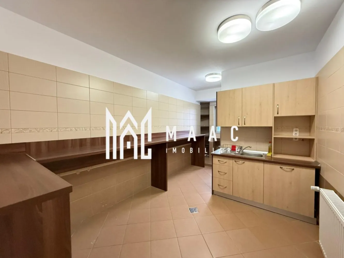 Spatiu de birouri I 194 mpu I Etajul 1 I Zona Sub arini - MAAC IMOBILIARE propune spre închiriere un spațiu de birouri situat la etajul 1 al unei clădiri moderne, conceput pentru a răspunde cerințelor actuale ale companiilor care își doresc un mediu de lucru eficient, flexibil și reprezentativ.

Spațiul este organizat în regim open space, oferind posibilitatea de compartimentare personalizată, în funcție de nevoile și structura activității chiriașului. Datorită configurației sale, poate fi adaptat cu ușurință atât pentru birouri clasice, cât și pentru alte concepte moderne de lucru.

Aferente-bucătărie dedicată personalului, 4 grupuri sanitare, spațiu de arhivă / depozitare.
Toate utilitățile disponibile.
Instalații pregătite pentru activitate de birou; iluminare naturală și artificială eficientă.

Clădire modernă, bine întreținută, generator, locuri de parcare in curte dar si stradal.
4 locuri de parcare

Mediu de lucru profesional, potrivit pentru echipe medii sau mari; flexibilitate în amenajare și organizare.
Ideal pentru sediu de firmă, birouri administrative, IT, consultanță, servicii

Disponibilitate imediată.
Spațiul reprezintă o soluție excelentă pentru companiile care caută un birou adaptabil, într-o clădire modernă, cu facilități complete și condiții optime de desfășurare a activității.

Pentru mai multe detalii precizati telefonic ca ati vazut anuntul cu ID:CP2885809