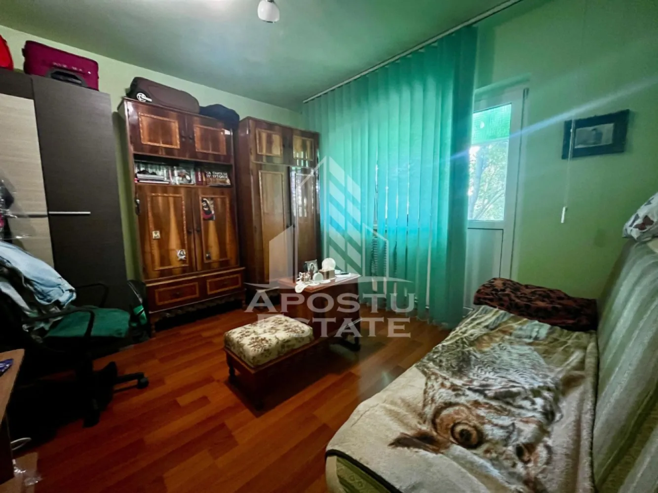 Apartament 3 camere de vanzare, zona Aradului, Timisoara - APOSTU ESTATE va ofera spre vanzare un apartament cu 3 camere, decomandat, situat la etaj intermediar, etajul 3 al unui imobil construit in anul 1982, in zona de Nord a oraşului Timisoara, judetul Timis. Zona Aradului, zona foarte bine cotata si apreciata pentru accesibilitate si facilitati.
Pe etaj avem doar 2 apartamente. Confortul termic se realizeaza prin centrala proprie pe gaz. Detine si boxa pentru depozitare.
Distante: 9 min cu masina fata de Iulius Town, 5 min cu masina fata de Spitalul Premiere, Magazine, banci la 3 min de mers pe jos, Centrul orasului la 13 min cu masina.
Locuinta are o suprafata utila de 64,87 mp, la care se adauga 2 balcoane de 8 mp. Apartamentul se vinde complet mobilat si utilat, fiind pregatit pentru mutare imediata sau pentru inchiriere sau nemobilat.
Compartimentarea este eficienta si functionala, avem vedere pe doua parti, hol de acces generos, bucatarie, living , 2 dormitoare cu iesire spre balcon fiecare, 2 bai una cu geam de aerisire si baia mica.
Agentia imobiliara Apostu Estate va ofera consultanta bancara gratuita prin intermediul colaboratorilor nostri pentru alegerea celui mai potrivit tip de credit, astfel incat tu sa devi noul proprietar al acestui apartament.

Va asteptam cu drag la o vizionare!

Id Intern: CP3129416