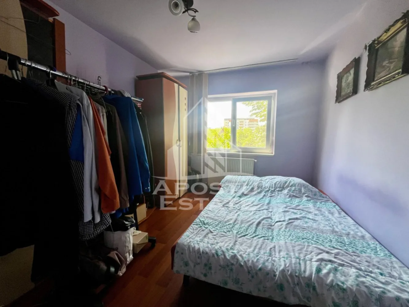 Apartament 3 camere de vanzare, zona Aradului, Timisoara - APOSTU ESTATE va ofera spre vanzare un apartament cu 3 camere, decomandat, situat la etaj intermediar, etajul 3 al unui imobil construit in anul 1982, in zona de Nord a oraşului Timisoara, judetul Timis. Zona Aradului, zona foarte bine cotata si apreciata pentru accesibilitate si facilitati.
Pe etaj avem doar 2 apartamente. Confortul termic se realizeaza prin centrala proprie pe gaz. Detine si boxa pentru depozitare.
Distante: 9 min cu masina fata de Iulius Town, 5 min cu masina fata de Spitalul Premiere, Magazine, banci la 3 min de mers pe jos, Centrul orasului la 13 min cu masina.
Locuinta are o suprafata utila de 64,87 mp, la care se adauga 2 balcoane de 8 mp. Apartamentul se vinde complet mobilat si utilat, fiind pregatit pentru mutare imediata sau pentru inchiriere sau nemobilat.
Compartimentarea este eficienta si functionala, avem vedere pe doua parti, hol de acces generos, bucatarie, living , 2 dormitoare cu iesire spre balcon fiecare, 2 bai una cu geam de aerisire si baia mica.
Agentia imobiliara Apostu Estate va ofera consultanta bancara gratuita prin intermediul colaboratorilor nostri pentru alegerea celui mai potrivit tip de credit, astfel incat tu sa devi noul proprietar al acestui apartament.

Va asteptam cu drag la o vizionare!

Id Intern: CP3129416