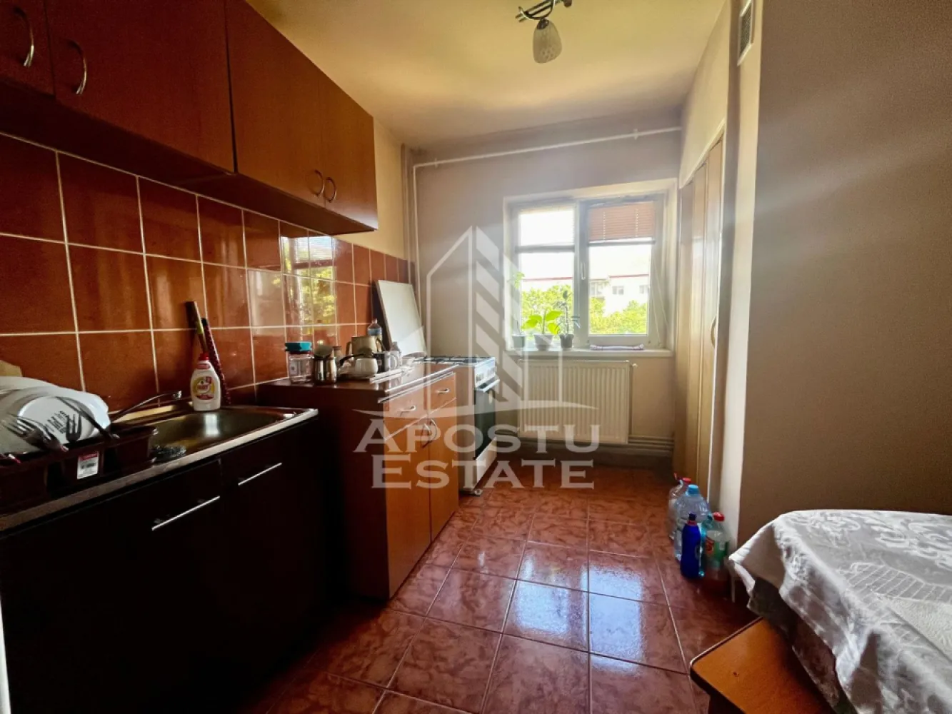 Apartament 3 camere de vanzare, zona Aradului, Timisoara - APOSTU ESTATE va ofera spre vanzare un apartament cu 3 camere, decomandat, situat la etaj intermediar, etajul 3 al unui imobil construit in anul 1982, in zona de Nord a oraşului Timisoara, judetul Timis. Zona Aradului, zona foarte bine cotata si apreciata pentru accesibilitate si facilitati.
Pe etaj avem doar 2 apartamente. Confortul termic se realizeaza prin centrala proprie pe gaz. Detine si boxa pentru depozitare.
Distante: 9 min cu masina fata de Iulius Town, 5 min cu masina fata de Spitalul Premiere, Magazine, banci la 3 min de mers pe jos, Centrul orasului la 13 min cu masina.
Locuinta are o suprafata utila de 64,87 mp, la care se adauga 2 balcoane de 8 mp. Apartamentul se vinde complet mobilat si utilat, fiind pregatit pentru mutare imediata sau pentru inchiriere sau nemobilat.
Compartimentarea este eficienta si functionala, avem vedere pe doua parti, hol de acces generos, bucatarie, living , 2 dormitoare cu iesire spre balcon fiecare, 2 bai una cu geam de aerisire si baia mica.
Agentia imobiliara Apostu Estate va ofera consultanta bancara gratuita prin intermediul colaboratorilor nostri pentru alegerea celui mai potrivit tip de credit, astfel incat tu sa devi noul proprietar al acestui apartament.

Va asteptam cu drag la o vizionare!

Id Intern: CP3129416