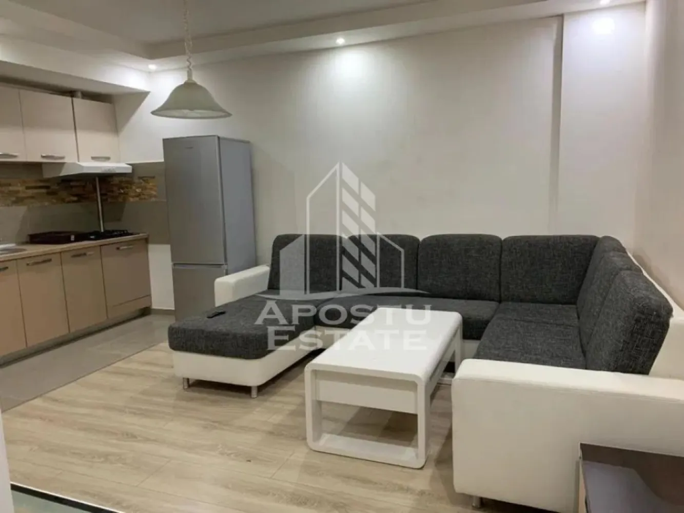 Apartament 2 camere la casa + terasa, Mehala - APOSTU ESTATE va ofera spre inchiriere un apartament cu 2 camere zona Mehala ! 
Imobilul dispune de o suprafata de 53mp utili este situat la parter.
Apartamnetul este cumpus astfel:

-bucatarie open space
- dormitor mare
-baie

Apartamentul este complet mobilat si beneficiaza de toate utilitatile necesare unei locuinte(aragaz, cuptor, hota, masina de spalat rufe, frigider). 

Confortul termic este realizat prin intermediul centralei propri si a aerului conditionat!

Zona linistita si cu numeroase facilitati precum: market-uri in apropiere acces la mijloacele de transport in comun farmacii restaurante si multe altele. 

Pentru mai multe detalii nu ezitati sa ne contactati!

Va asteptam cu drag la o vizionare!

ID INTERN:CP1897737