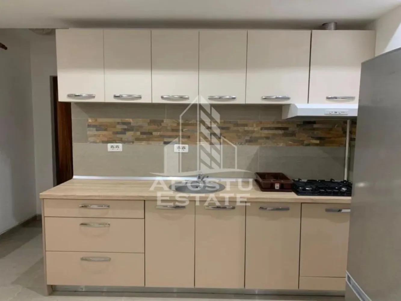 Apartament 2 camere la casa + terasa, Mehala - APOSTU ESTATE va ofera spre inchiriere un apartament cu 2 camere zona Mehala ! 
Imobilul dispune de o suprafata de 53mp utili este situat la parter.
Apartamnetul este cumpus astfel:

-bucatarie open space
- dormitor mare
-baie

Apartamentul este complet mobilat si beneficiaza de toate utilitatile necesare unei locuinte(aragaz, cuptor, hota, masina de spalat rufe, frigider). 

Confortul termic este realizat prin intermediul centralei propri si a aerului conditionat!

Zona linistita si cu numeroase facilitati precum: market-uri in apropiere acces la mijloacele de transport in comun farmacii restaurante si multe altele. 

Pentru mai multe detalii nu ezitati sa ne contactati!

Va asteptam cu drag la o vizionare!

ID INTERN:CP1897737