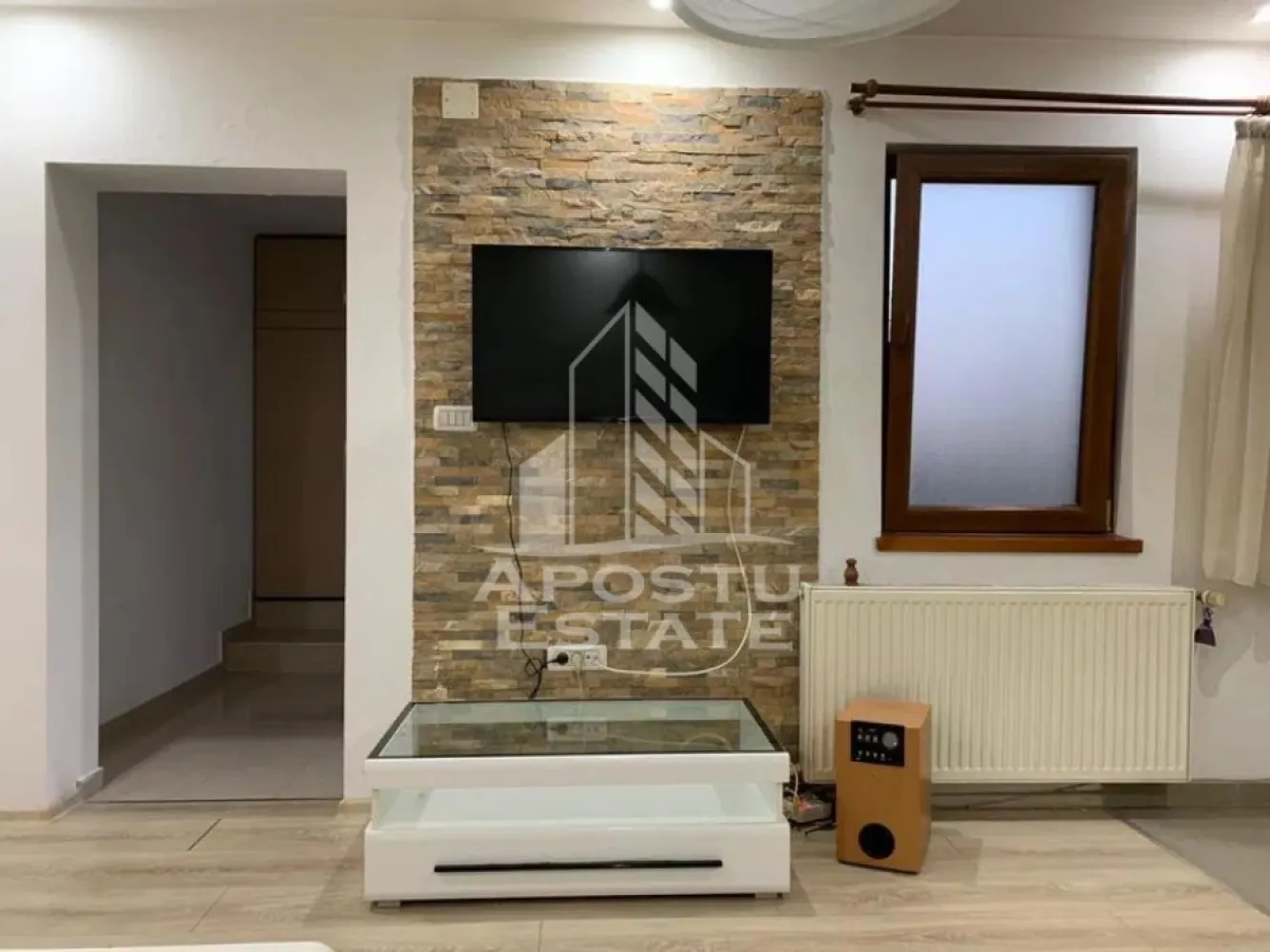 Apartament 2 camere la casa + terasa, Mehala - APOSTU ESTATE va ofera spre inchiriere un apartament cu 2 camere zona Mehala ! 
Imobilul dispune de o suprafata de 53mp utili este situat la parter.
Apartamnetul este cumpus astfel:

-bucatarie open space
- dormitor mare
-baie

Apartamentul este complet mobilat si beneficiaza de toate utilitatile necesare unei locuinte(aragaz, cuptor, hota, masina de spalat rufe, frigider). 

Confortul termic este realizat prin intermediul centralei propri si a aerului conditionat!

Zona linistita si cu numeroase facilitati precum: market-uri in apropiere acces la mijloacele de transport in comun farmacii restaurante si multe altele. 

Pentru mai multe detalii nu ezitati sa ne contactati!

Va asteptam cu drag la o vizionare!

ID INTERN:CP1897737