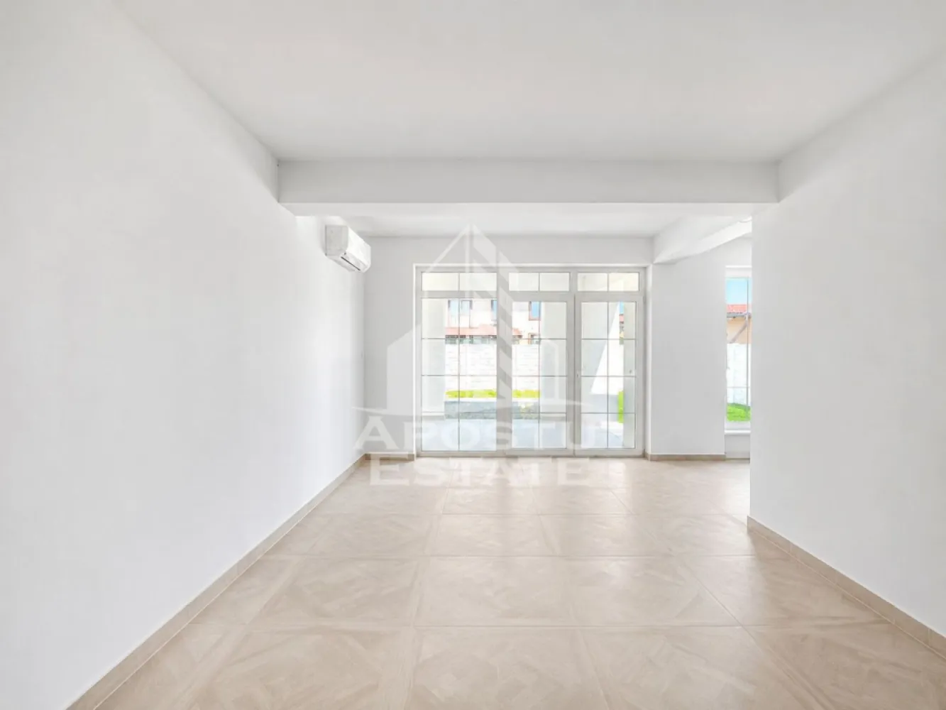 Duplex deosebit de vanzare in Sacalaz | 4 camere | 315 mp teren | - Agentia imobiliara Apostu Estate va propune spre vanzare o casa deosebita tip duplex, pe parter, cu finisaje modere, deosebite, situata in Sacalaz, intr-o zona in dezvoltare, potrivita pentru locuire permanenta.

Proprietatea are o suprafata utila de 88 mp si este amplasata pe un teren de 315 mp. Compartimentarea este practica si eficienta, fiind gandita pentru o familie care isi doreste confort, spatiu bine organizat si acces rapid catre facilitatile zonei sau catre oras.
Imobilul este compus din 4 camere, dintre care 3 dormitoare, o bucatarie, 2 bai si o terasa generoasa. Casa dispune de 2 locuri de parcare.
Constructia este noua, realizata din caramida, finalizata in anul 2026. 
Interiorul este finisat modern, deosebit de frumos, creand un aer elegant, luminos si primitor. Cromatica neutra, pardoseala in nuante calde si finisajele atent alese ofera locuintei un aspect contemporan si rafinat. Baia este amenajata modern, cu obiecte sanitare de calitate si design minimalist, iar spatiile interioare sunt bine proportionate si usor de personalizat.
Curtea este amenajata cu gazon si ofera un spatiu placut pentru relaxare, potrivit pentru petrecerea timpului in aer liber alaturi de familie sau prieteni. Proprietatea imbina confortul unei locuinte moderne cu avantajul unui spatiu exterior privat, fiind ideala pentru cei care isi doresc o casa luminoasa, functionala si pregatita pentru mutare.
Proprietatea beneficiaza de utilitati complete: apa, canalizare, curent, gaz, internet, CATV si telefon. De asemenea, dispune de izolatie exterioara si aer conditionat.

Zona ofera acces la iluminat stradal, mijloace de transport in comun si strazi pietruite.
Disponibilitate: imediat.
Pozele sunt cu caracter informativ.

Pret: 176.000 euro.

Pentru mai multe detalii si programarea unei vizionari, va stam la dispozitie.
