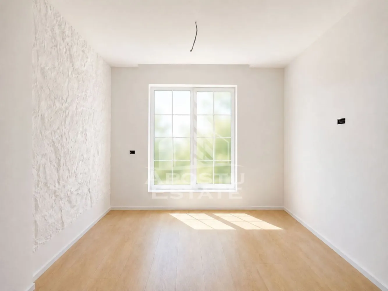 Duplex deosebit de vanzare in Sacalaz | 4 camere | 315 mp teren | - Agentia imobiliara Apostu Estate va propune spre vanzare o casa deosebita tip duplex, pe parter, cu finisaje modere, deosebite, situata in Sacalaz, intr-o zona in dezvoltare, potrivita pentru locuire permanenta.

Proprietatea are o suprafata utila de 88 mp si este amplasata pe un teren de 315 mp. Compartimentarea este practica si eficienta, fiind gandita pentru o familie care isi doreste confort, spatiu bine organizat si acces rapid catre facilitatile zonei sau catre oras.
Imobilul este compus din 4 camere, dintre care 3 dormitoare, o bucatarie, 2 bai si o terasa generoasa. Casa dispune de 2 locuri de parcare.
Constructia este noua, realizata din caramida, finalizata in anul 2026. 
Interiorul este finisat modern, deosebit de frumos, creand un aer elegant, luminos si primitor. Cromatica neutra, pardoseala in nuante calde si finisajele atent alese ofera locuintei un aspect contemporan si rafinat. Baia este amenajata modern, cu obiecte sanitare de calitate si design minimalist, iar spatiile interioare sunt bine proportionate si usor de personalizat.
Curtea este amenajata cu gazon si ofera un spatiu placut pentru relaxare, potrivit pentru petrecerea timpului in aer liber alaturi de familie sau prieteni. Proprietatea imbina confortul unei locuinte moderne cu avantajul unui spatiu exterior privat, fiind ideala pentru cei care isi doresc o casa luminoasa, functionala si pregatita pentru mutare.
Proprietatea beneficiaza de utilitati complete: apa, canalizare, curent, gaz, internet, CATV si telefon. De asemenea, dispune de izolatie exterioara si aer conditionat.

Zona ofera acces la iluminat stradal, mijloace de transport in comun si strazi pietruite.
Disponibilitate: imediat.
Pozele sunt cu caracter informativ.

Pret: 176.000 euro.

Pentru mai multe detalii si programarea unei vizionari, va stam la dispozitie.