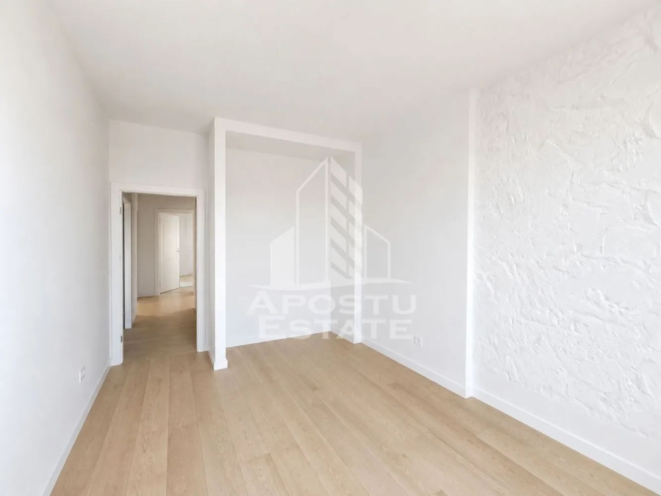 Duplex deosebit de vanzare in Sacalaz | 4 camere | 315 mp teren | - Agentia imobiliara Apostu Estate va propune spre vanzare o casa deosebita tip duplex, pe parter, cu finisaje modere, deosebite, situata in Sacalaz, intr-o zona in dezvoltare, potrivita pentru locuire permanenta.

Proprietatea are o suprafata utila de 88 mp si este amplasata pe un teren de 315 mp. Compartimentarea este practica si eficienta, fiind gandita pentru o familie care isi doreste confort, spatiu bine organizat si acces rapid catre facilitatile zonei sau catre oras.
Imobilul este compus din 4 camere, dintre care 3 dormitoare, o bucatarie, 2 bai si o terasa generoasa. Casa dispune de 2 locuri de parcare.
Constructia este noua, realizata din caramida, finalizata in anul 2026. 
Interiorul este finisat modern, deosebit de frumos, creand un aer elegant, luminos si primitor. Cromatica neutra, pardoseala in nuante calde si finisajele atent alese ofera locuintei un aspect contemporan si rafinat. Baia este amenajata modern, cu obiecte sanitare de calitate si design minimalist, iar spatiile interioare sunt bine proportionate si usor de personalizat.
Curtea este amenajata cu gazon si ofera un spatiu placut pentru relaxare, potrivit pentru petrecerea timpului in aer liber alaturi de familie sau prieteni. Proprietatea imbina confortul unei locuinte moderne cu avantajul unui spatiu exterior privat, fiind ideala pentru cei care isi doresc o casa luminoasa, functionala si pregatita pentru mutare.
Proprietatea beneficiaza de utilitati complete: apa, canalizare, curent, gaz, internet, CATV si telefon. De asemenea, dispune de izolatie exterioara si aer conditionat.

Zona ofera acces la iluminat stradal, mijloace de transport in comun si strazi pietruite.
Disponibilitate: imediat.
Pozele sunt cu caracter informativ.

Pret: 176.000 euro.

Pentru mai multe detalii si programarea unei vizionari, va stam la dispozitie.