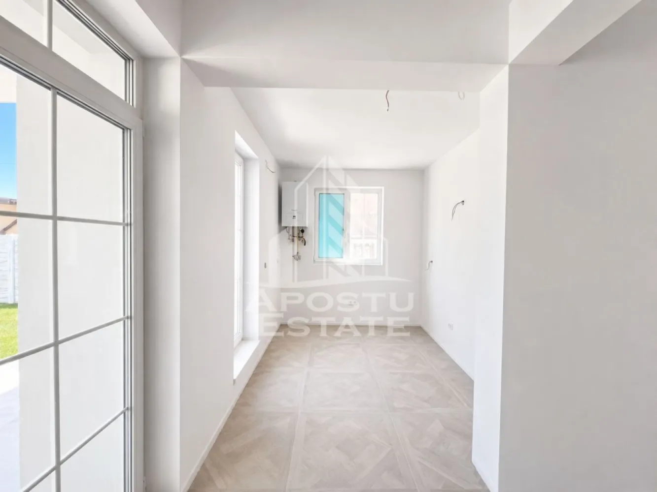 Duplex deosebit de vanzare in Sacalaz | 4 camere | 315 mp teren | - Agentia imobiliara Apostu Estate va propune spre vanzare o casa deosebita tip duplex, pe parter, cu finisaje modere, deosebite, situata in Sacalaz, intr-o zona in dezvoltare, potrivita pentru locuire permanenta.

Proprietatea are o suprafata utila de 88 mp si este amplasata pe un teren de 315 mp. Compartimentarea este practica si eficienta, fiind gandita pentru o familie care isi doreste confort, spatiu bine organizat si acces rapid catre facilitatile zonei sau catre oras.
Imobilul este compus din 4 camere, dintre care 3 dormitoare, o bucatarie, 2 bai si o terasa generoasa. Casa dispune de 2 locuri de parcare.
Constructia este noua, realizata din caramida, finalizata in anul 2026. 
Interiorul este finisat modern, deosebit de frumos, creand un aer elegant, luminos si primitor. Cromatica neutra, pardoseala in nuante calde si finisajele atent alese ofera locuintei un aspect contemporan si rafinat. Baia este amenajata modern, cu obiecte sanitare de calitate si design minimalist, iar spatiile interioare sunt bine proportionate si usor de personalizat.
Curtea este amenajata cu gazon si ofera un spatiu placut pentru relaxare, potrivit pentru petrecerea timpului in aer liber alaturi de familie sau prieteni. Proprietatea imbina confortul unei locuinte moderne cu avantajul unui spatiu exterior privat, fiind ideala pentru cei care isi doresc o casa luminoasa, functionala si pregatita pentru mutare.
Proprietatea beneficiaza de utilitati complete: apa, canalizare, curent, gaz, internet, CATV si telefon. De asemenea, dispune de izolatie exterioara si aer conditionat.

Zona ofera acces la iluminat stradal, mijloace de transport in comun si strazi pietruite.
Disponibilitate: imediat.
Pozele sunt cu caracter informativ.

Pret: 176.000 euro.

Pentru mai multe detalii si programarea unei vizionari, va stam la dispozitie.