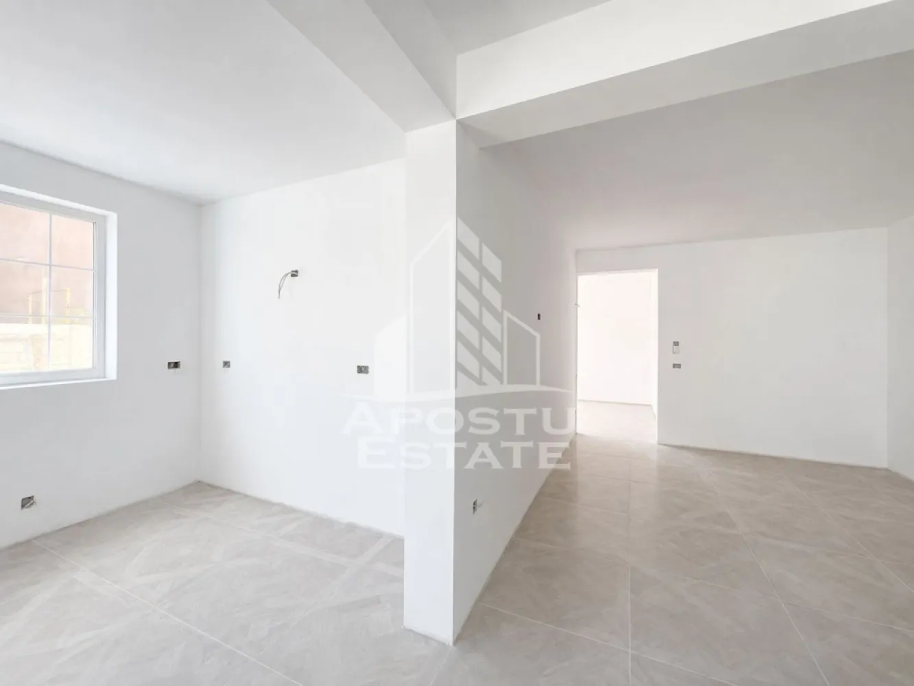Duplex deosebit de vanzare in Sacalaz | 4 camere | 315 mp teren | - Agentia imobiliara Apostu Estate va propune spre vanzare o casa deosebita tip duplex, pe parter, cu finisaje modere, deosebite, situata in Sacalaz, intr-o zona in dezvoltare, potrivita pentru locuire permanenta.

Proprietatea are o suprafata utila de 88 mp si este amplasata pe un teren de 315 mp. Compartimentarea este practica si eficienta, fiind gandita pentru o familie care isi doreste confort, spatiu bine organizat si acces rapid catre facilitatile zonei sau catre oras.
Imobilul este compus din 4 camere, dintre care 3 dormitoare, o bucatarie, 2 bai si o terasa generoasa. Casa dispune de 2 locuri de parcare.
Constructia este noua, realizata din caramida, finalizata in anul 2026. 
Interiorul este finisat modern, deosebit de frumos, creand un aer elegant, luminos si primitor. Cromatica neutra, pardoseala in nuante calde si finisajele atent alese ofera locuintei un aspect contemporan si rafinat. Baia este amenajata modern, cu obiecte sanitare de calitate si design minimalist, iar spatiile interioare sunt bine proportionate si usor de personalizat.
Curtea este amenajata cu gazon si ofera un spatiu placut pentru relaxare, potrivit pentru petrecerea timpului in aer liber alaturi de familie sau prieteni. Proprietatea imbina confortul unei locuinte moderne cu avantajul unui spatiu exterior privat, fiind ideala pentru cei care isi doresc o casa luminoasa, functionala si pregatita pentru mutare.
Proprietatea beneficiaza de utilitati complete: apa, canalizare, curent, gaz, internet, CATV si telefon. De asemenea, dispune de izolatie exterioara si aer conditionat.

Zona ofera acces la iluminat stradal, mijloace de transport in comun si strazi pietruite.
Disponibilitate: imediat.
Pozele sunt cu caracter informativ.

Pret: 176.000 euro.

Pentru mai multe detalii si programarea unei vizionari, va stam la dispozitie.