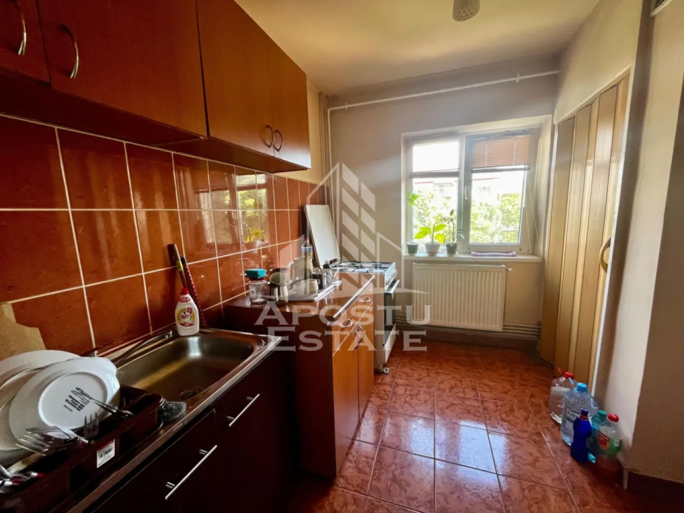 Apartament 3 camere de vanzare, zona Aradului, Timisoara - APOSTU ESTATE va ofera spre vanzare un apartament cu 3 camere, decomandat, situat la etaj intermediar, etajul 3 al unui imobil construit in anul 1982, in zona de Nord a oraşului Timisoara, judetul Timis. Zona Aradului, zona foarte bine cotata si apreciata pentru accesibilitate si facilitati.
Pe etaj avem doar 2 apartamente. Confortul termic se realizeaza prin centrala proprie pe gaz. Detine si boxa pentru depozitare.
Distante: 9 min cu masina fata de Iulius Town, 5 min cu masina fata de Spitalul Premiere, Magazine, banci la 3 min de mers pe jos, Centrul orasului la 13 min cu masina.
Locuinta are o suprafata utila de 64,87 mp, la care se adauga 2 balcoane de 8 mp. Apartamentul se vinde complet mobilat si utilat, fiind pregatit pentru mutare imediata sau pentru inchiriere sau nemobilat.
Compartimentarea este eficienta si functionala, avem vedere pe doua parti, hol de acces generos, bucatarie, living , 2 dormitoare cu iesire spre balcon fiecare, 2 bai una cu geam de aerisire si baia mica.
Agentia imobiliara Apostu Estate va ofera consultanta bancara gratuita prin intermediul colaboratorilor nostri pentru alegerea celui mai potrivit tip de credit, astfel incat tu sa devi noul proprietar al acestui apartament.

Va asteptam cu drag la o vizionare!

Id Intern: CP3129416