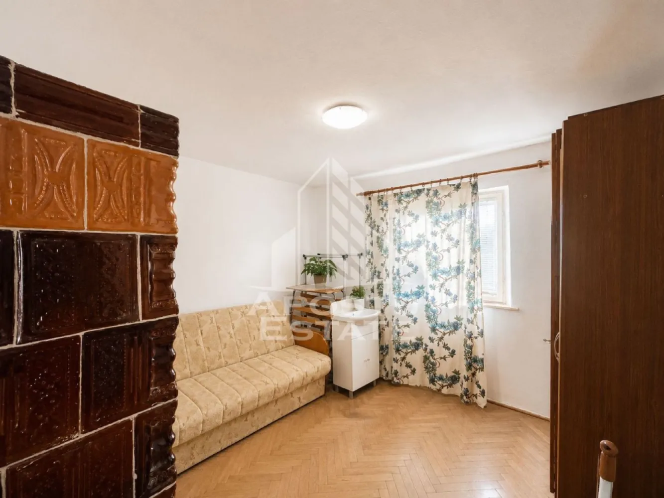 Casa 2 camere individuala de vanzare in Carani | Toate utilitatile | - Agentia imobiliara va propune spre vanzare o casa individuala situata in centrul localitatii Carani, intr-o zona linistita, cu acces facil si cu toate utilitatile disponibile: asfalt, apa, canalizare, curent, gaz, iluminat stradal. Aceasta este compusa din doua camere spatioase, bucatarie, baie, hol, anexe, atelier acoperit.

Proprietatea are o suprafata utila de aproximativ 80 mp si este amplasata pe un teren generos de 1.180 mp, cu deschidere stradala de 18 m. Casa este construita din caramida, finalizata, anul constructiei fiind 1940, la care au fost adaugate ulterior diverse anexe.

Imobilul reprezinta o oportunitate buna pentru cei care cauta o proprietate cu teren mare, potrivita pentru renovare, locuire permanenta, casa de vacanta sau investitie pe termen lung.

Zona dispune de strazi asfaltate, iluminat stradal si mijloace de transport in comun, toate utilitatile, precum si o pozitie centrala, aproape de parcul central, gara, zona cu magazine. Distanta fata de oras este de 20 km.

Disponibilitate: imediat.

Pret: 60.000 euro usor negociabil.

Va asteptam cu drag la o vizionare!