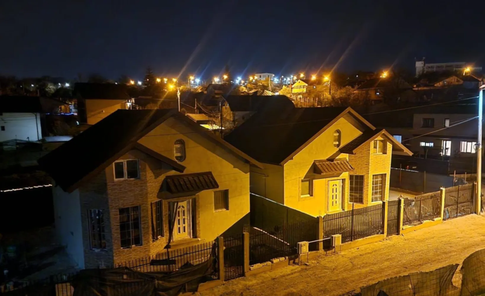 De inchiriat, vila noua - Bariera Traian - Lacul Brates - Oferta in exclusivitate prin Mag Invest!
Descoperiți oportunitatea de închiriere a unei case moderne, situată într-o zonă liniștită între Bariera Traian și Lacul Brateș. 
Această casă se afla la prima inchiriere, construcție finalizată în 2026, oferă confort și stil pentru familiile care caută un cămin de calitate.

Caracteristici principale:
Preț chirie: 800 euro/lună
Suprafață generoasă de 130 mp, dispusă pe două niveluri: parter și mansardă
Construcție din BCA de înaltă calitate, cu armături din beton armat
Acoperiș din tablă Lindab, pentru durabilitate și eficiență energetică
Încălzire în pardoseală pentru un confort termic optim
Ferestre din termopan cu barieră termică, asigurând izolare și reducerea costurilor de încălzire
Zona liniștită, perfectă pentru relaxare și locuire pe termen lung
La parter, veți găsi un living luminos și primitor, open space, ideal pentru momentele de relaxare alături de familie și prieteni, precum și un grup sanitar modern, o cameră tehnică și un dormitor matrimonial spațios. Mansarda include un dormitor cu dressing, balcon, un dormitor mai mic, perfect pentru copii sau birou, și un grup sanitar suplimentar.

Această casă este gata pentru a deveni căminul dumneavoastră, fiind personalizabilă în funcție de preferințe, pentru a reflecta stilul și nevoile fiecărui chiriaș.
Nu ratați șansa de a locui într-o locuință nouă, într-o zonă liniștită și confortabilă! Pentru mai multe informații sau pentru a programa o vizionare, nu ezitați să ne contactați.

Telefon contact: 0740.949.871 – Marian Ene, consilier investiții Mag Invest