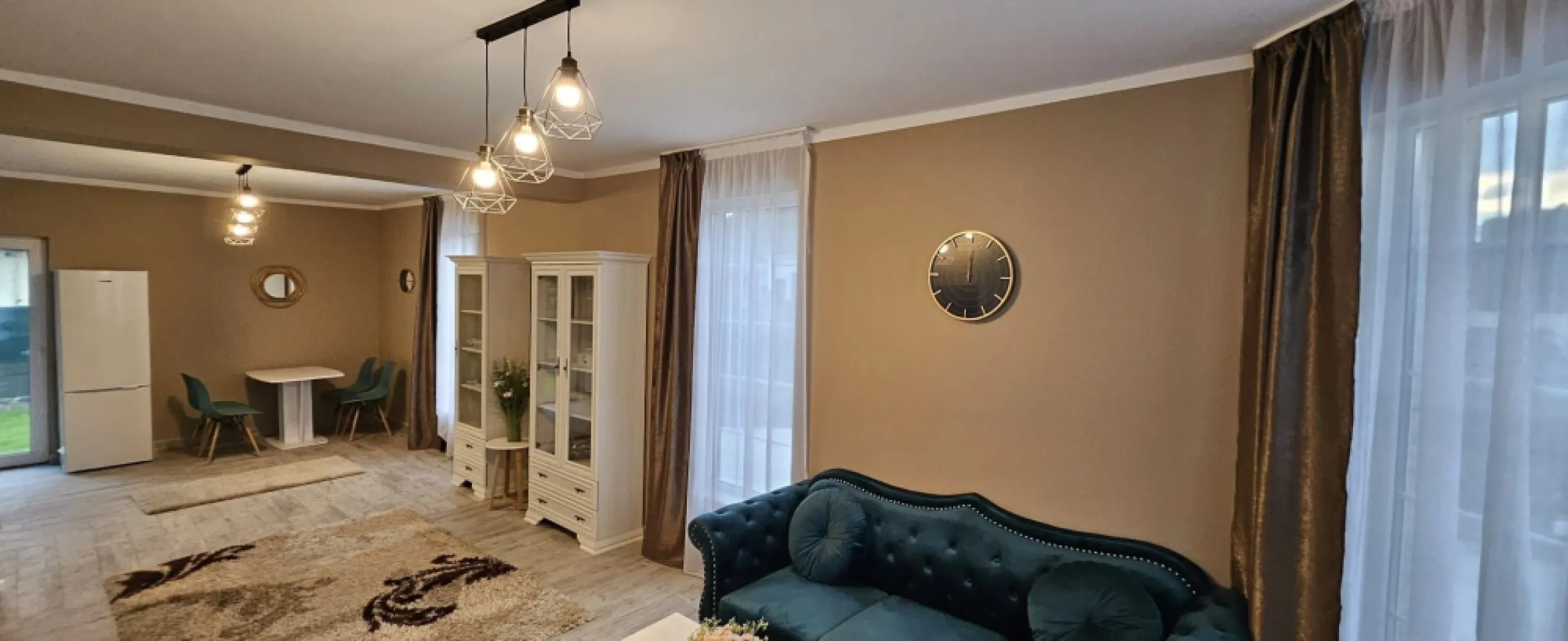 De inchiriat, vila noua - Bariera Traian - Lacul Brates - Oferta in exclusivitate prin Mag Invest!
Descoperiți oportunitatea de închiriere a unei case moderne, situată într-o zonă liniștită între Bariera Traian și Lacul Brateș. 
Această casă se afla la prima inchiriere, construcție finalizată în 2026, oferă confort și stil pentru familiile care caută un cămin de calitate.

Caracteristici principale:
Preț chirie: 800 euro/lună
Suprafață generoasă de 130 mp, dispusă pe două niveluri: parter și mansardă
Construcție din BCA de înaltă calitate, cu armături din beton armat
Acoperiș din tablă Lindab, pentru durabilitate și eficiență energetică
Încălzire în pardoseală pentru un confort termic optim
Ferestre din termopan cu barieră termică, asigurând izolare și reducerea costurilor de încălzire
Zona liniștită, perfectă pentru relaxare și locuire pe termen lung
La parter, veți găsi un living luminos și primitor, open space, ideal pentru momentele de relaxare alături de familie și prieteni, precum și un grup sanitar modern, o cameră tehnică și un dormitor matrimonial spațios. Mansarda include un dormitor cu dressing, balcon, un dormitor mai mic, perfect pentru copii sau birou, și un grup sanitar suplimentar.

Această casă este gata pentru a deveni căminul dumneavoastră, fiind personalizabilă în funcție de preferințe, pentru a reflecta stilul și nevoile fiecărui chiriaș.
Nu ratați șansa de a locui într-o locuință nouă, într-o zonă liniștită și confortabilă! Pentru mai multe informații sau pentru a programa o vizionare, nu ezitați să ne contactați.

Telefon contact: 0740.949.871 – Marian Ene, consilier investiții Mag Invest