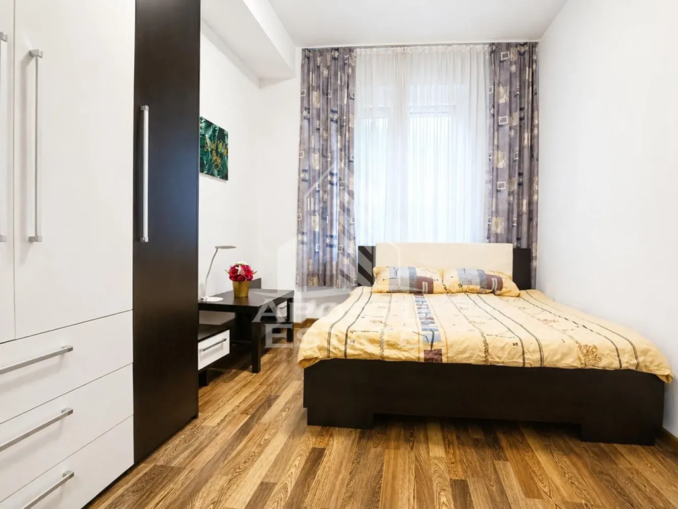 Apartament 2 camere zona UTA - APOSTU ESTATE va propune spre inchiriere apartament cu 2 camere de inchiriat, situat in zona UTA, la etajul 4 din 10 al unui bloc dotat cu lift.

Locuinta este compartimentata practic si modern, fiind compusa din dormitor, bucatarie open space cu zona de living, baie si balcon frantuzesc. Apartamentul este complet utilat si dispune de centrala termica proprie, aer conditionat, televizor, masina de spalat rufe, frigider, aragaz si hota, oferind tot confortul necesar pentru o mutare imediata.

Pozitionarea intr-o zona cu acces facil catre mijloace de transport, magazine, institutii de invatamant si alte puncte de interes face ca aceasta proprietate sa fie o alegere excelenta pentru un cuplu, studenti sau o familie.

Nu se accepta animale de companie.

Pentru mai multe detalii sau pentru programarea unei vizionari, echipa Apostu Estate va sta cu profesionalism si promptitudine la dispozitie dumneavoastra.
CP3130642