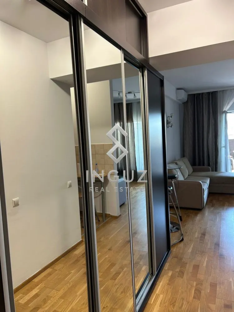 DE ÎNCHIRIAT – STUDIO PREMIUM | EMINESCU VIEW | ZONĂ CENTRALĂ - DE ÎNCHIRIAT – STUDIO PREMIUM | EMINESCU VIEW | ZONĂ CENTRALĂ ⬇️ العربية بالأسفل ⬇️

Vă prezentăm un studio modern și elegant, situat în complexul rezidențial Eminescu View, pe Strada Mihai Eminescu, într-una dintre cele mai căutate zone ale Bucureștiului.

Locuința este complet mobilată și utilată, fiind pregătită pentru mutare imediată. Compartimentarea eficientă, spațiile generoase de depozitare și terasa spațioasă oferă confortul necesar pentru un stil de viață urban modern.

Caracteristici:
• Studio spațios și luminos
• Complet mobilat și utilat
• Multiple spații de depozitare
• Terasă generoasă
• Complex rezidențial modern
• Disponibil imediat

Condiții:
• Nu se acceptă animale de companie
• Fumatul în interior nu este permis

Chirie: 400 Euro/lună

Garanție: echivalentul unei chirii lunare

Comision agenție: 50% + TVA din valoarea primei luni de chirie.

Pentru informații suplimentare și programarea unei vizionări:

━━━━━━━━━━━━━━━━━━

للإيجار – استوديو مميز | مجمع Eminescu View | موقع مركزي

استوديو حديث وأنيق يقع في مجمع Eminescu View السكني على شارع Mihai Eminescu، في واحدة من أكثر المناطق طلبًا في بوخارست.

الشقة مفروشة ومجهزة بالكامل وجاهزة للسكن فورًا، وتتميز بتصميم عملي ومساحات تخزين متعددة بالإضافة إلى تراس واسع يوفر راحة إضافية للسكان.

المميزات:
• استوديو واسع ومضيء
• مفروش ومجهز بالكامل
• مساحات تخزين متعددة
• تراس واسع
• ضمن مجمع سكني حديث
• متاح للإيجار فورًا

الشروط:
• لا يُسمح بالحيوانات الأليفة
• التدخين داخل الشقة غير مسموح

الإيجار: 400 يورو شهريًا

التأمين: قيمة إيجار شهر واحد

عمولة المكتب: 50% + الضريبة من قيمة إيجار أول شهر.
للمزيد من المعلومات أو لحجز موعد للمعاينة:

Inguz Real Estate
📱 +40 774 017 567
📱 +40 724 922 092
✉️ info.inguzrealestate.com
