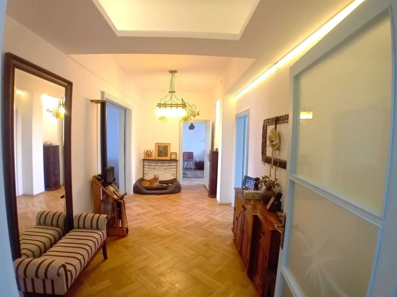 Ultracentral Apartament 4-5 Camere 176 mp Strada Negustori nr.14 - De vanzare un superb apartament de 5 camere la etajul 4/6, cu o suprafata de 176 mp utili, situat intr-o zona excelenta, ultracentrala pe strada Negustori...dincolo de asta, voi aduce in discutie aspectele sensibile in viziunea cumparatorilor (si pe buna dreptate): GRADUL DE RISC SEISMIC si GRADUL DE URGENTA.

RISC SEISMIC (R): Blocul de locuinte NU are risc seismic si NU este incadrat in cele 3 clase de risc seismic. La cerere va pot pune la dispozitie cele 2 expertize datand din 1977 si 1992. In anul 1977 imobilul a fost expertizat si ulterior reconsolidat prin dublarea (camasuirea) grinzilor si a stalpilor de rezistenta cu beton armat de 10 cm pe fiecare latura. Marca betonului folosit, B300. In expertiza tehnica sunt enumerate in detaliu toate lucrarile executate si materialele folosite. Durata Lucrarilor de Reconsolidare a fost in intervalul 22.05.1977********978.
In anul 1992 a fost realizata o noua expertiza tehnica la cererea ICRAL. Concluzia a fost ca “blocul nu prezinta niciun fel de problema in ceea ce priveste structura de rezistenta si va suporta un nou cutremur de anvergura celui din 1977, dar eventualele defectiunile nu vor fi atat de ample precum cele din 1977, reconsolidarea fiind executata corect si conform normativelor”. (Textul a fost extras din Expertiza Tehnica).

GRADUL DE URGENTA (U): In urma expertizei tehnice din 1992 s-a constatat ca blocul are “fisuri superficiale pe fatada blocului” (extras din expertiza). Drept urmare necesita incadrarea in U3 pana la reparatiile fatadei.
In anul 2019 au inceput lucrarile fatadei blocului si s-au definitivat in 2023. Fatada blocului a fost refacuta si cosmetizata complet dupa cum se poate vedea in pozele facute recent. Din pacate, aceste lucrari momentan nu au fost inregistrate de catre ministerul culturii, iar imobilul figureaza in acest moment in U3 desi lucrarile de remediere sunt realizate.

ASIGURARE: CALAMITĂŢI NATURALE (Cutremur, Inundaţii şi Aluviuni, Fenomene Atmosferice, Prăbuşirea, alunecarea, surparea, sau căderea terenului, Greutatea stratului de Zăpadă). Apartamentul este asigurat la zi, iar suma asigurata desi confidentiala, este una generoasa.

COMPARTIMENTARE APARTAMENT: Apartamentul are o suprafata utila de 170 mp +6 mp balcon si este compus din 5 camere (4 dormitoare + sufragerie), 3 bai (1 baie cada+1 baie dus+ 1grup sanitar), 1 bucatarie inchisa +1 camara, 1 camera tehnica (centrala termica de apartament), 1 veranda, 1 balcon. Sufrageria este flancata de 2 glasvand-uri (intrarea din vestibul +iesirea catre veranda).

FINISAJE SI UTILITATI: Apartamentul a fost renovat in anul 2019. Instalatia electrica si sanitara au fost schimbate. Unele elemente de finisaj au fost inlocuite iar altele au fost reconditionate pastrand elementele originale specifice perioadei interbelice.
Utilitatile sunt contorizate individual, iar confortul termic este astigutat de o centrala termica in condensatie si 3 aparate AC.

STRADA NEGUSTORI, prima stradă reabilitată din „Noul Centru Vechi” al Bucureștiului. Aceasta a fost pavata si amenajata recent 06.2024. si este intesata de Monumente istorice, printre care: Casa Negroponte, Casa Chrissoveloni (Grang Boutique Hotel), Casa Vladescu et.c.
Va invit sa vizionati acest apartament deosebit, foarte spatios si luminos, situat la un etaj intermediar al unui bloc construit intr-o zona suberba imbibata de istorie.