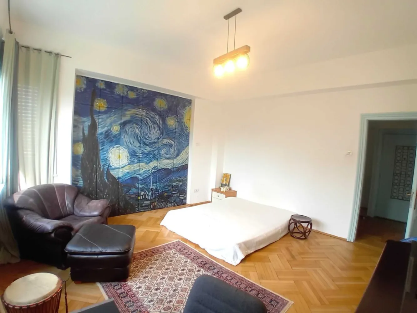 Ultracentral Apartament 4-5 Camere 176 mp Strada Negustori nr.14 - De vanzare un superb apartament de 5 camere la etajul 4/6, cu o suprafata de 176 mp utili, situat intr-o zona excelenta, ultracentrala pe strada Negustori...dincolo de asta, voi aduce in discutie aspectele sensibile in viziunea cumparatorilor (si pe buna dreptate): GRADUL DE RISC SEISMIC si GRADUL DE URGENTA.

RISC SEISMIC (R): Blocul de locuinte NU are risc seismic si NU este incadrat in cele 3 clase de risc seismic. La cerere va pot pune la dispozitie cele 2 expertize datand din 1977 si 1992. In anul 1977 imobilul a fost expertizat si ulterior reconsolidat prin dublarea (camasuirea) grinzilor si a stalpilor de rezistenta cu beton armat de 10 cm pe fiecare latura. Marca betonului folosit, B300. In expertiza tehnica sunt enumerate in detaliu toate lucrarile executate si materialele folosite. Durata Lucrarilor de Reconsolidare a fost in intervalul 22.05.1977********978.
In anul 1992 a fost realizata o noua expertiza tehnica la cererea ICRAL. Concluzia a fost ca “blocul nu prezinta niciun fel de problema in ceea ce priveste structura de rezistenta si va suporta un nou cutremur de anvergura celui din 1977, dar eventualele defectiunile nu vor fi atat de ample precum cele din 1977, reconsolidarea fiind executata corect si conform normativelor”. (Textul a fost extras din Expertiza Tehnica).

GRADUL DE URGENTA (U): In urma expertizei tehnice din 1992 s-a constatat ca blocul are “fisuri superficiale pe fatada blocului” (extras din expertiza). Drept urmare necesita incadrarea in U3 pana la reparatiile fatadei.
In anul 2019 au inceput lucrarile fatadei blocului si s-au definitivat in 2023. Fatada blocului a fost refacuta si cosmetizata complet dupa cum se poate vedea in pozele facute recent. Din pacate, aceste lucrari momentan nu au fost inregistrate de catre ministerul culturii, iar imobilul figureaza in acest moment in U3 desi lucrarile de remediere sunt realizate.

ASIGURARE: CALAMITĂŢI NATURALE (Cutremur, Inundaţii şi Aluviuni, Fenomene Atmosferice, Prăbuşirea, alunecarea, surparea, sau căderea terenului, Greutatea stratului de Zăpadă). Apartamentul este asigurat la zi, iar suma asigurata desi confidentiala, este una generoasa.

COMPARTIMENTARE APARTAMENT: Apartamentul are o suprafata utila de 170 mp +6 mp balcon si este compus din 5 camere (4 dormitoare + sufragerie), 3 bai (1 baie cada+1 baie dus+ 1grup sanitar), 1 bucatarie inchisa +1 camara, 1 camera tehnica (centrala termica de apartament), 1 veranda, 1 balcon. Sufrageria este flancata de 2 glasvand-uri (intrarea din vestibul +iesirea catre veranda).

FINISAJE SI UTILITATI: Apartamentul a fost renovat in anul 2019. Instalatia electrica si sanitara au fost schimbate. Unele elemente de finisaj au fost inlocuite iar altele au fost reconditionate pastrand elementele originale specifice perioadei interbelice.
Utilitatile sunt contorizate individual, iar confortul termic este astigutat de o centrala termica in condensatie si 3 aparate AC.

STRADA NEGUSTORI, prima stradă reabilitată din „Noul Centru Vechi” al Bucureștiului. Aceasta a fost pavata si amenajata recent 06.2024. si este intesata de Monumente istorice, printre care: Casa Negroponte, Casa Chrissoveloni (Grang Boutique Hotel), Casa Vladescu et.c.
Va invit sa vizionati acest apartament deosebit, foarte spatios si luminos, situat la un etaj intermediar al unui bloc construit intr-o zona suberba imbibata de istorie.